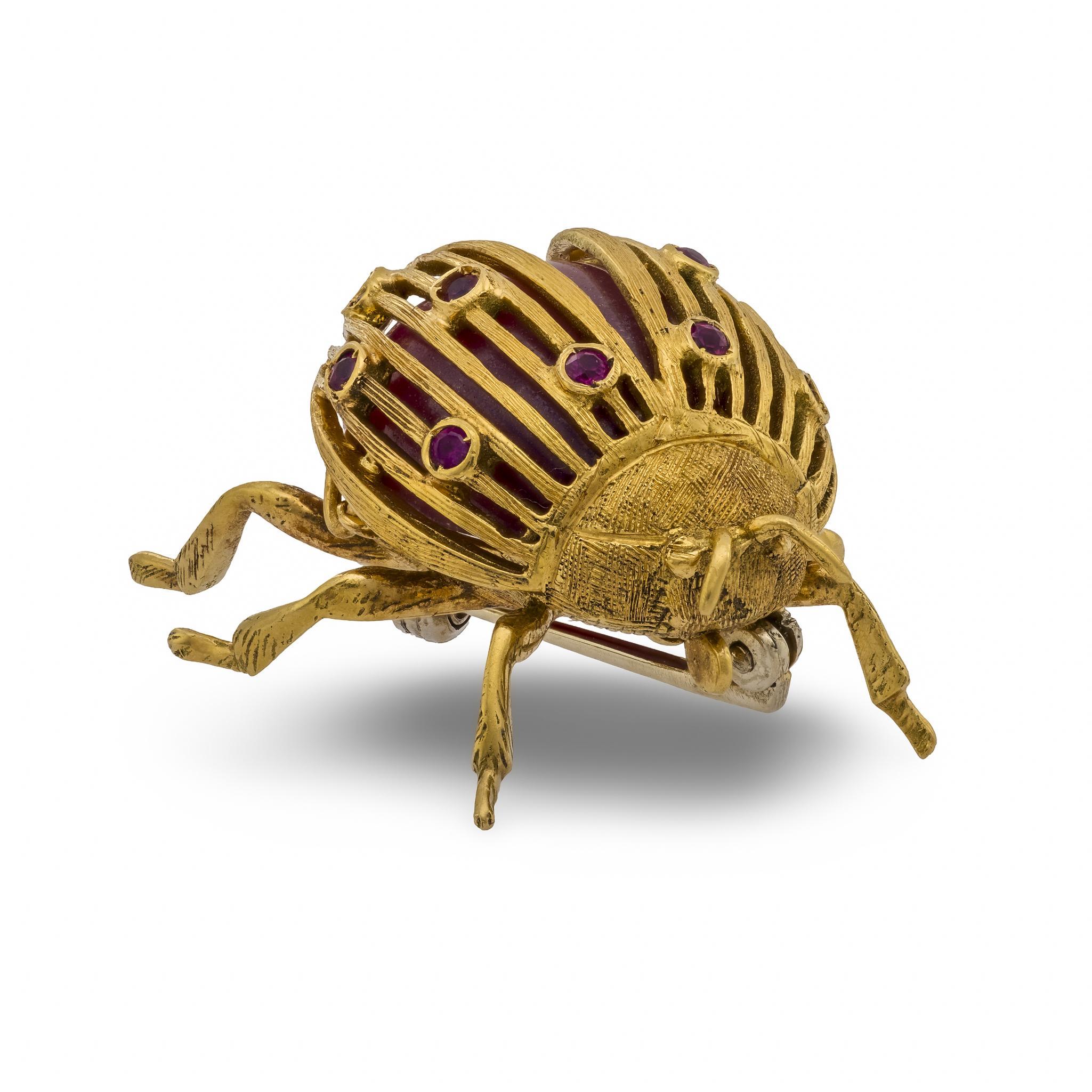 Broche coléoptère vintage en or jaune 18k et rubis Bon état - En vente à Beverly Hills, CA