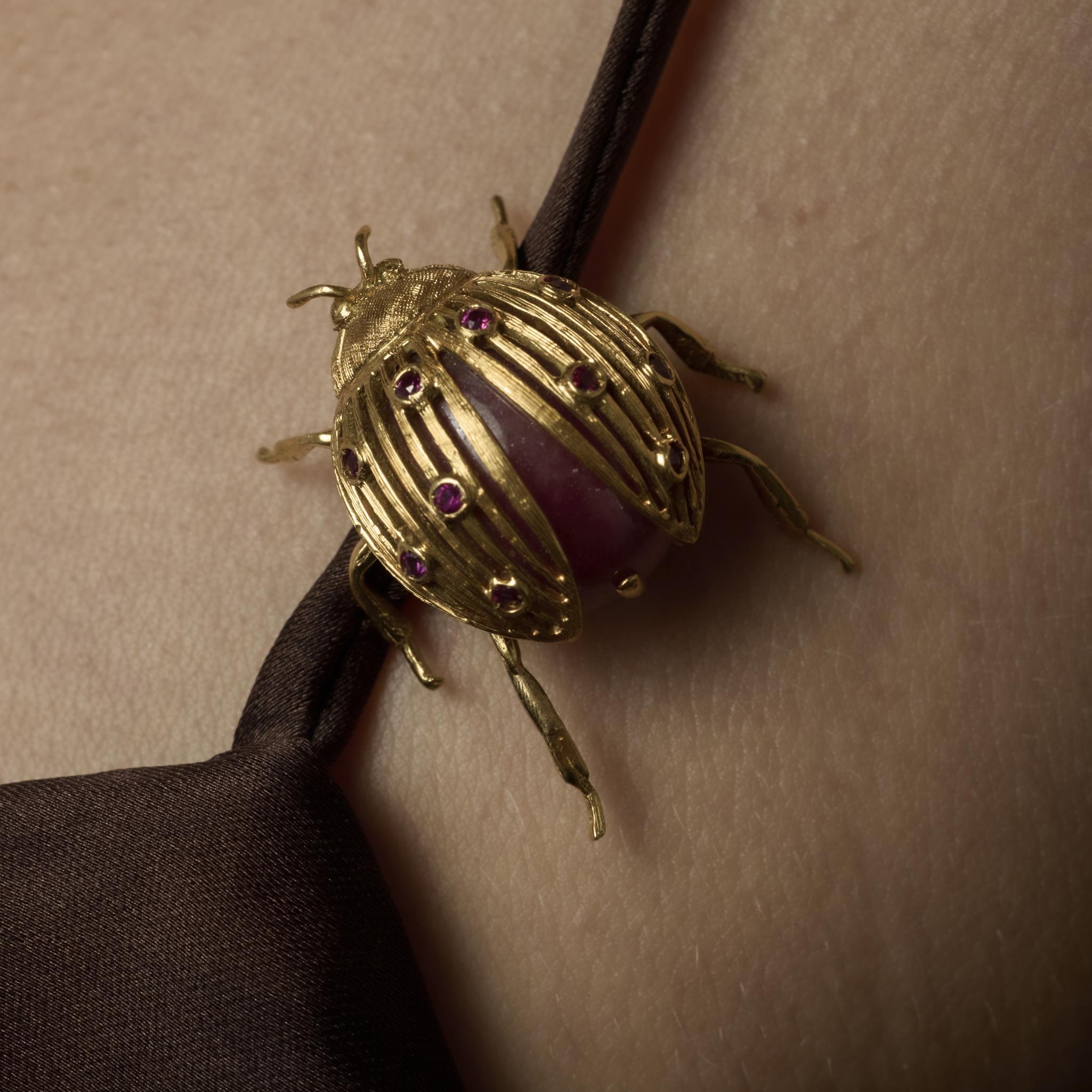 Broche coléoptère vintage en or jaune 18k et rubis Pour femmes en vente