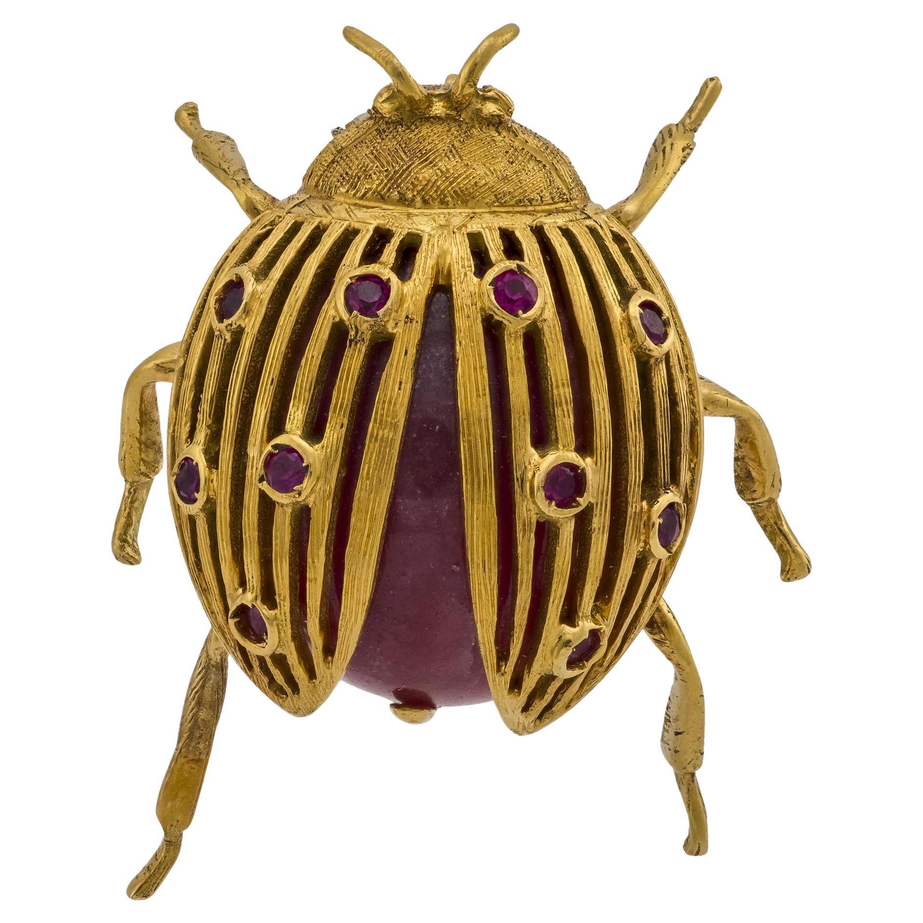 Broche coléoptère vintage en or jaune 18k et rubis en vente