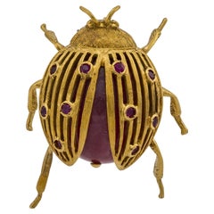 Spilla a forma di scarabeo in oro giallo 18k con rubino vintage
