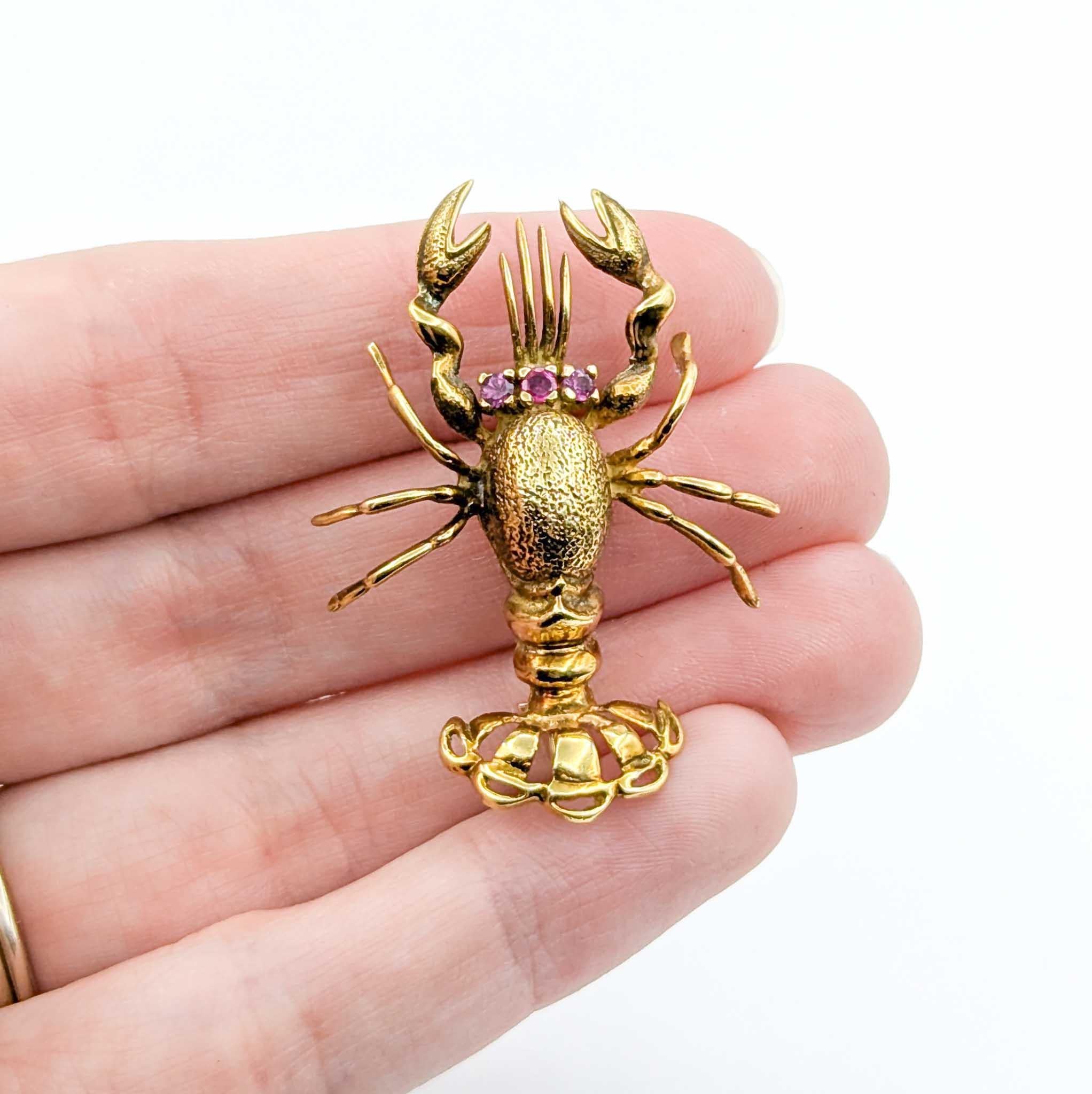 Langosta vintage de 3 ojos de rubí en oro amarillo de 18 quilates
Te presentamos un exquisito broche de mediados de siglo, magistralmente elaborado en oro amarillo de 18 quilates y con forma de una encantadora langosta. Esta pieza única y juguetona