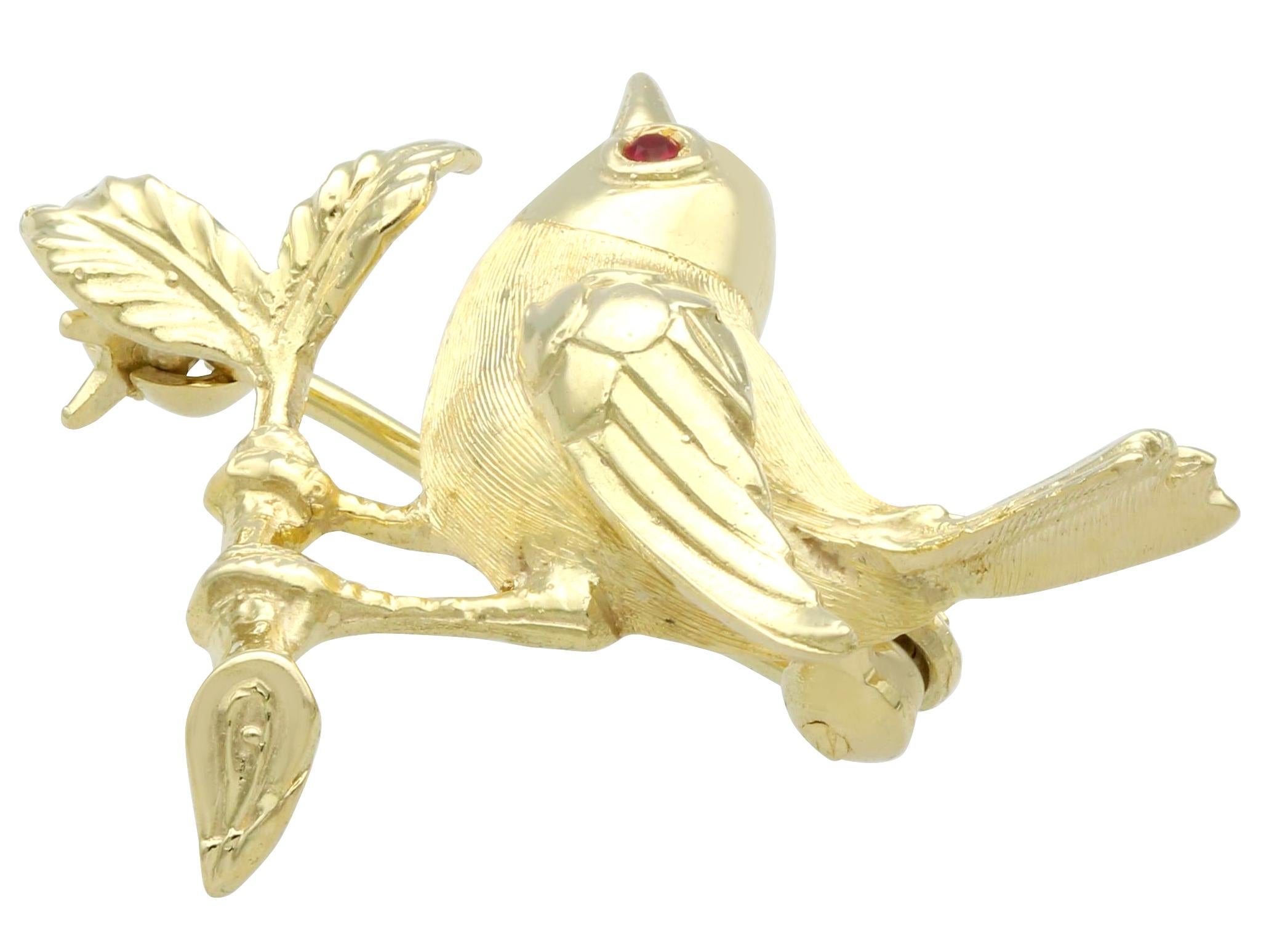 Vintage Ruby and 14ct Yellow Gold Bird Brooch In Excellent Condition For Sale In Jesmond, Newcastle Upon Tyne