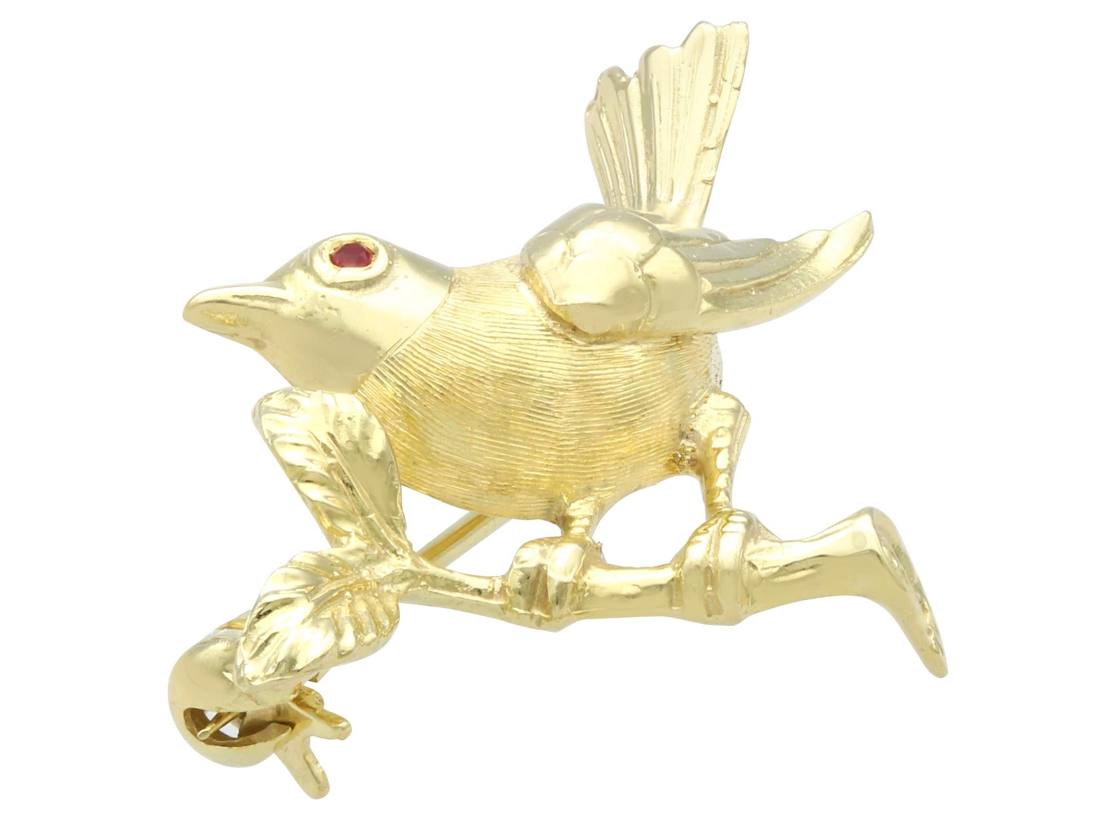 Broche oiseau vintage en or jaune 14 carats et rubis Unisexe en vente