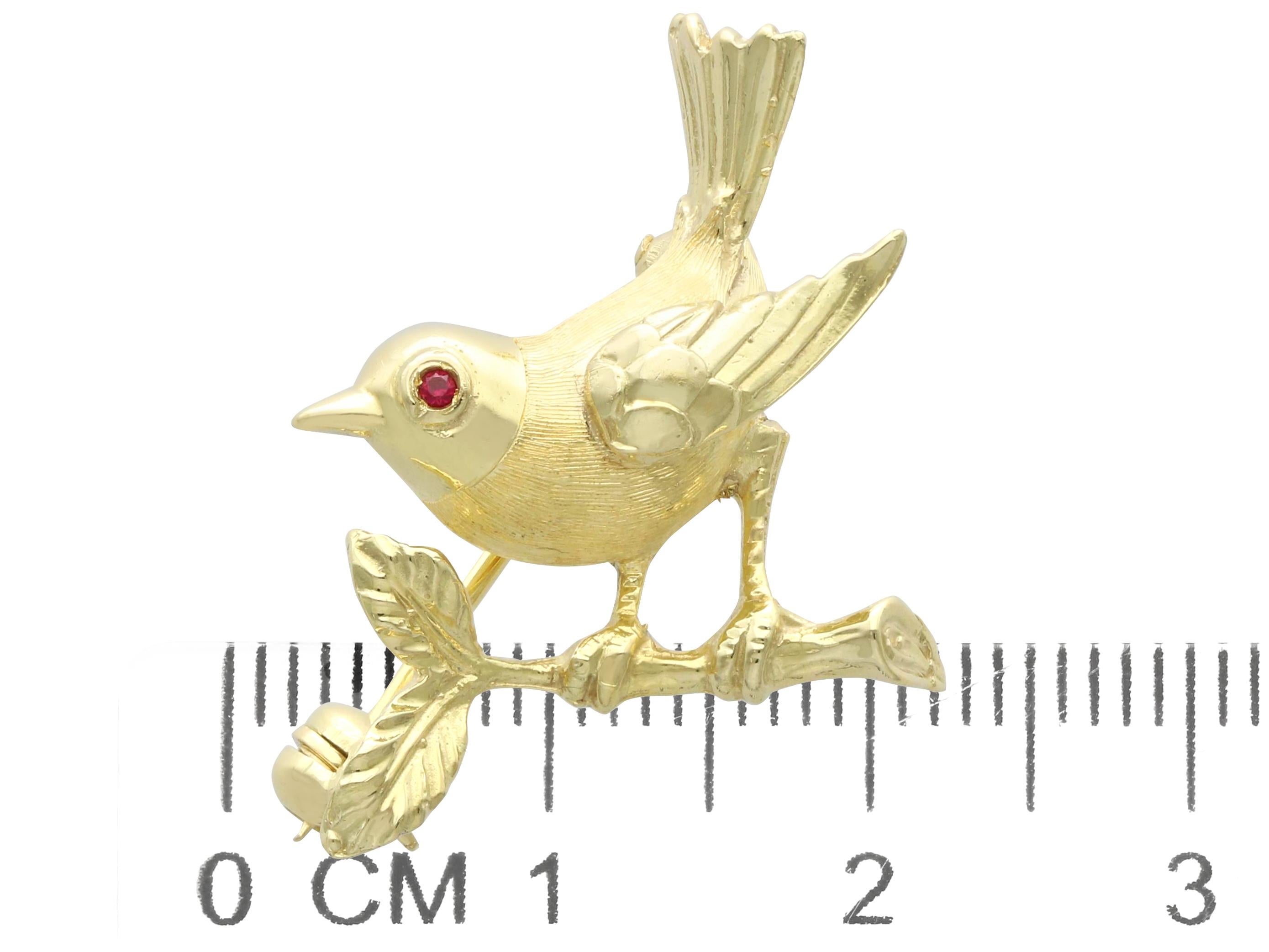 Broche oiseau vintage en or jaune 14 carats et rubis en vente 3