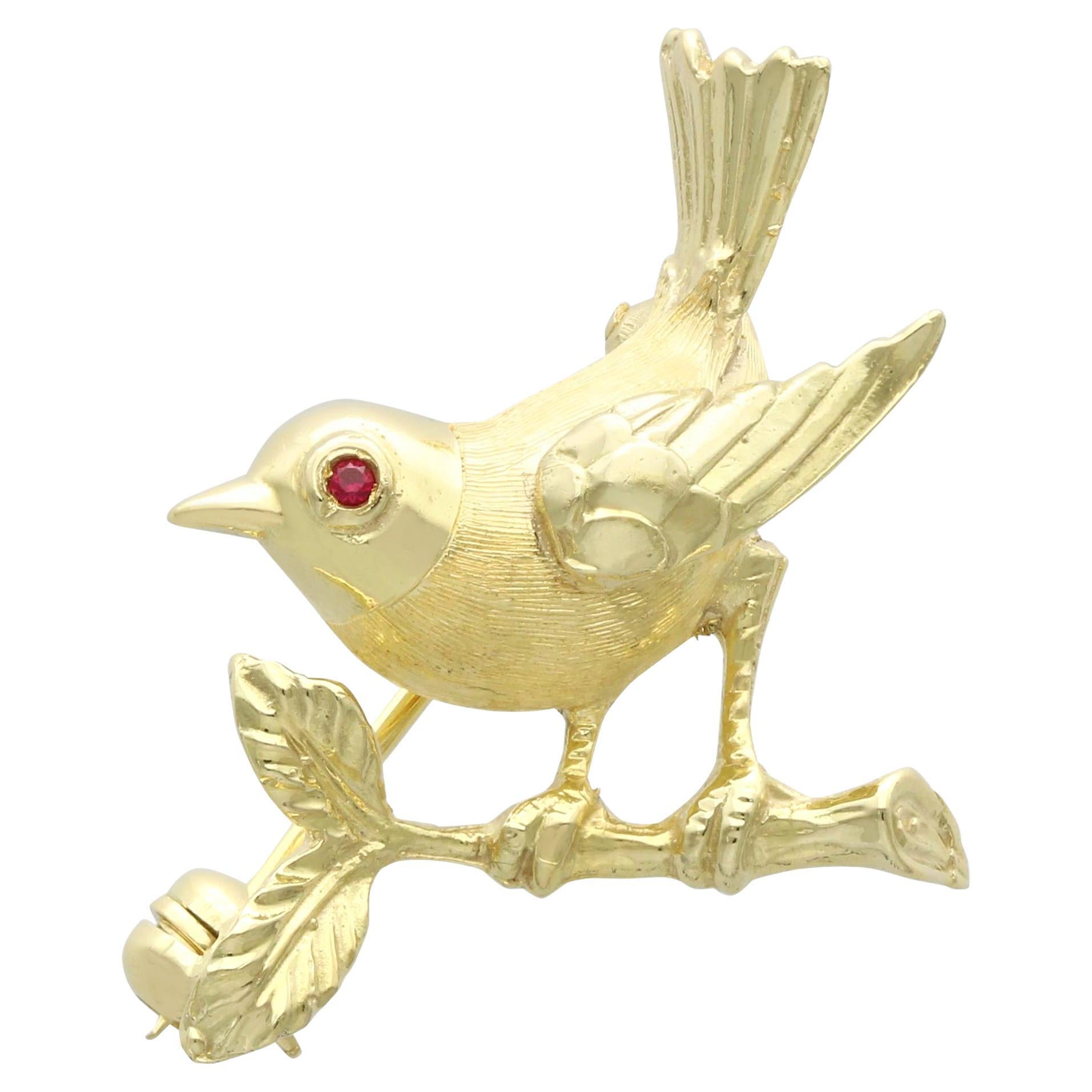 Broche oiseau vintage en or jaune 14 carats et rubis en vente