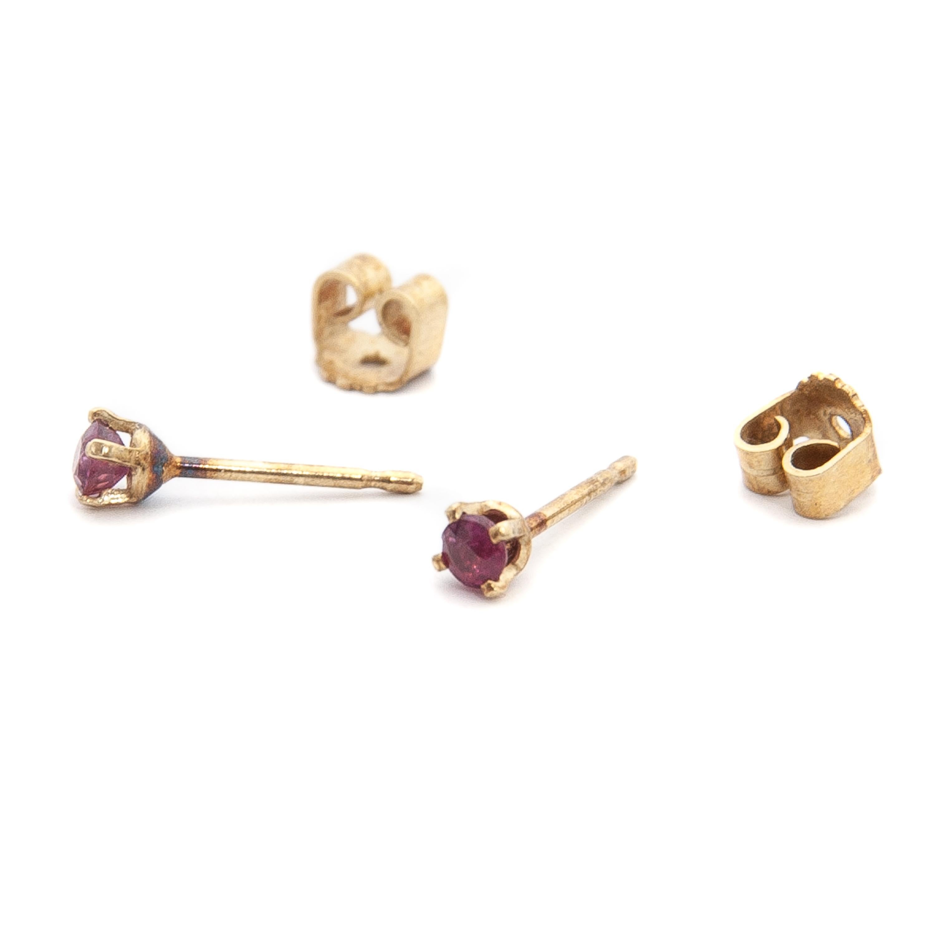 Round Cut Vintage 1970s Ruby 14 Karat Yellow Gold Stud Earrings For Sale