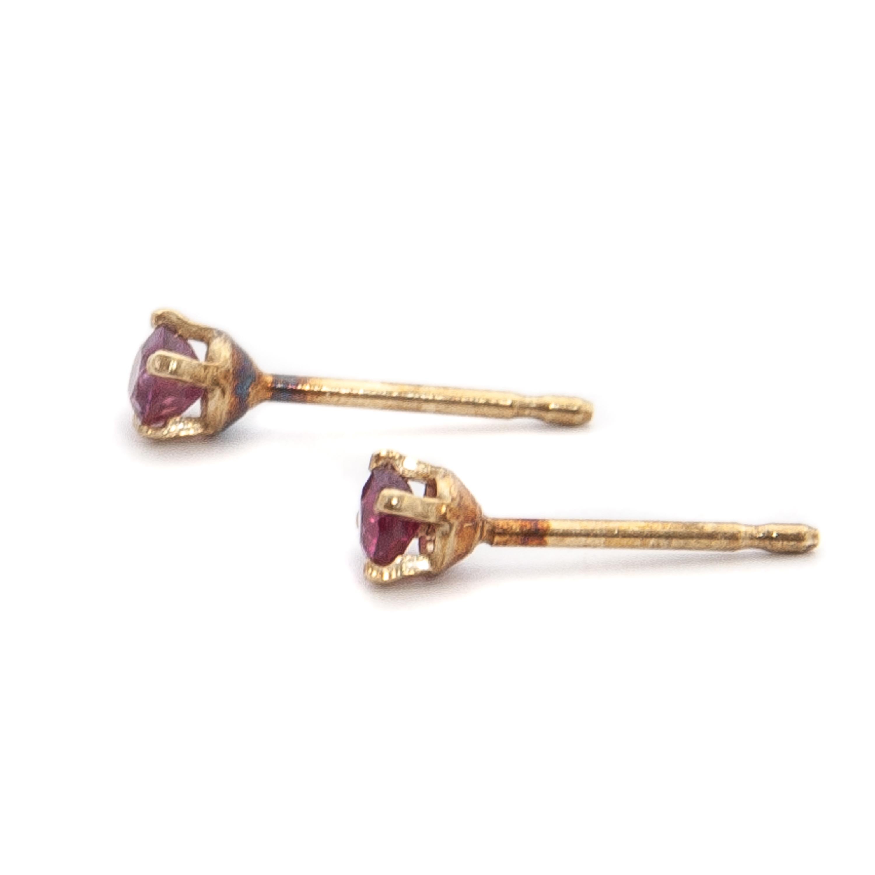 Vintage 1970s Ruby 14 Karat Yellow Gold Stud Earrings In Good Condition For Sale In Rotterdam, NL