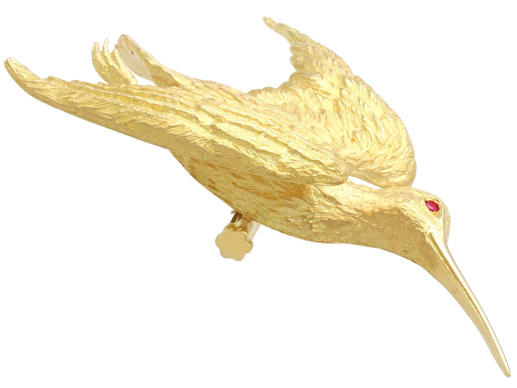 Taille ronde Broche oiseau vintage en or jaune 18 carats et rubis en vente