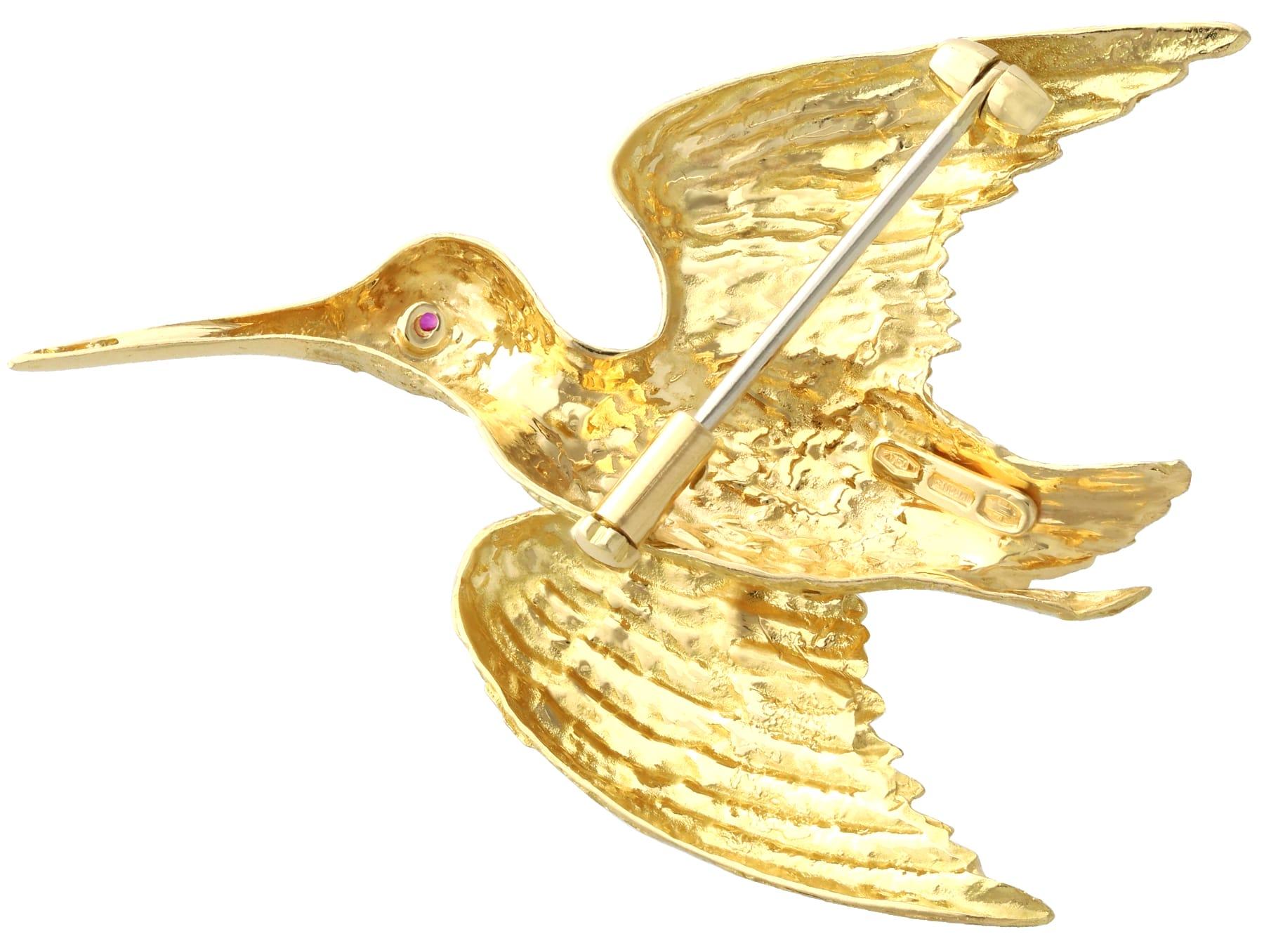 Vintage Ruby and 18ct Yellow Gold Bird Brooch In Excellent Condition For Sale In Jesmond, Newcastle Upon Tyne