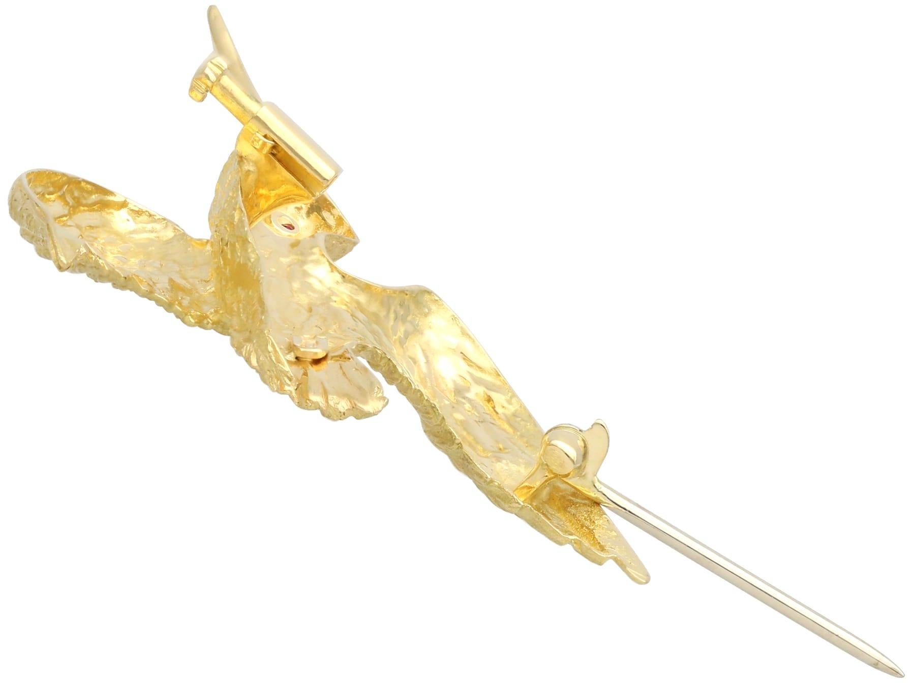 Broche oiseau vintage en or jaune 18 carats et rubis Unisexe en vente