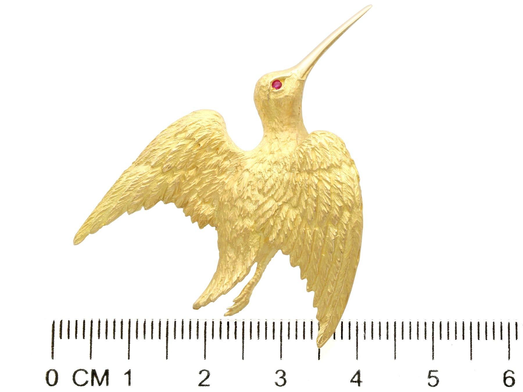 Broche oiseau vintage en or jaune 18 carats et rubis en vente 1
