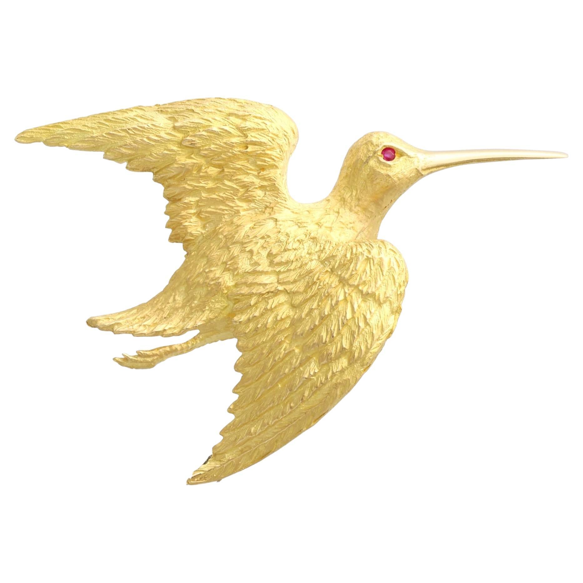 Broche oiseau vintage en or jaune 18 carats et rubis en vente