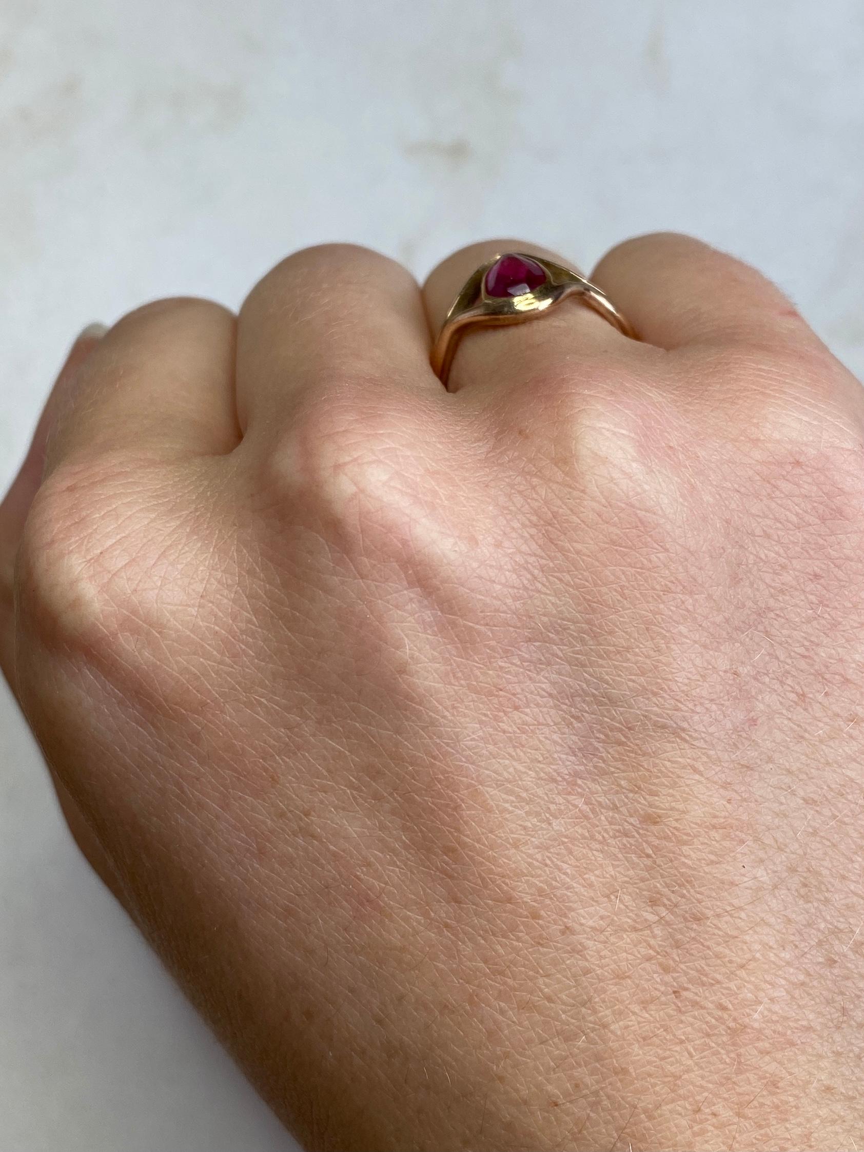 In diesem wunderschönen Ring aus 9 Karat Gold ist ein glänzender 80pt Rubin eingefasst. Vollständig gestempelt London 1942.

Ringgröße: K 1/2 oder 5 1/2 

Gewicht: 2,9g