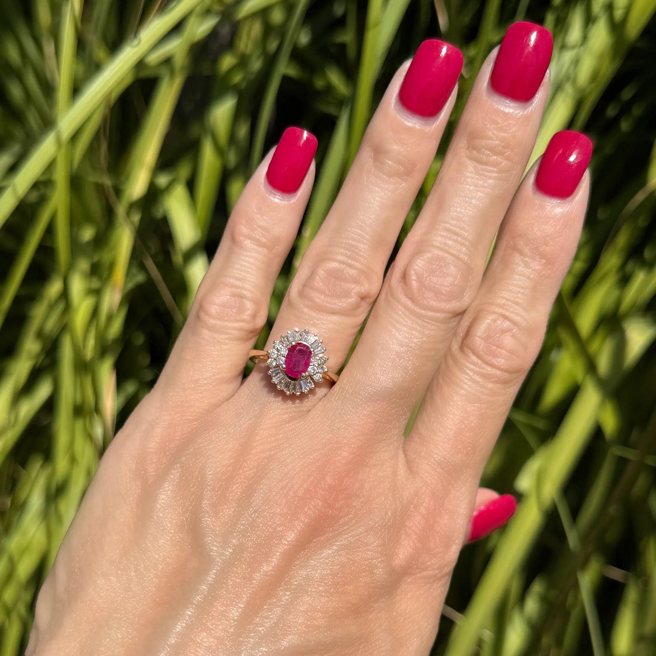 Modernista Anello aureolato d'oro con rubino e diamanti Baguette e RBC d'epoca in vendita