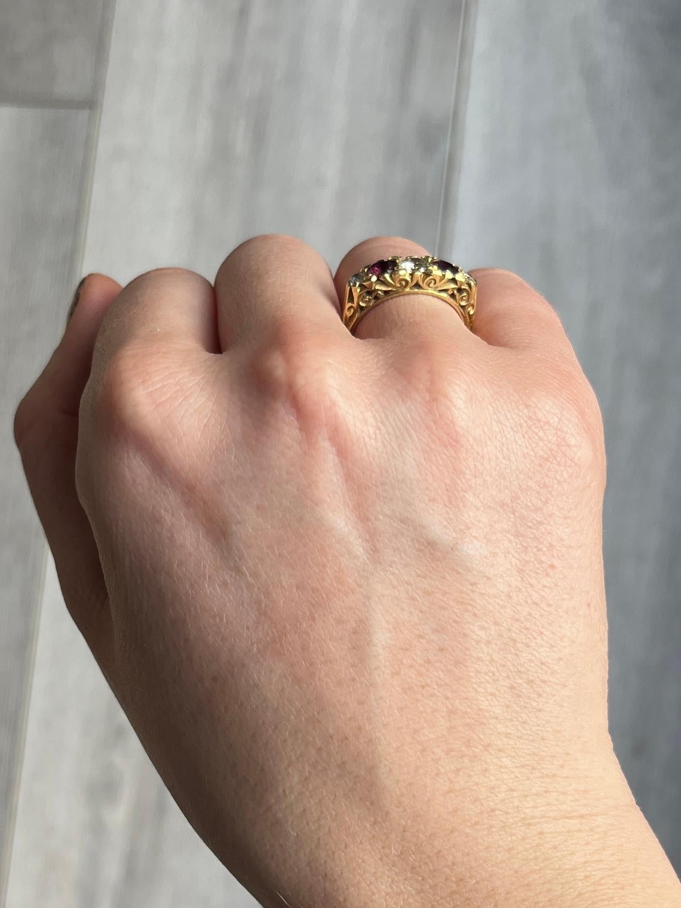 In diesem glänzenden Ring aus 18 Karat Gold sind drei Diamanten und zwei Rubine gefasst. Die drei Diamanten ergeben insgesamt 60 Punkte und die Rubine 50 Punkte. Die Steine sind in einfachen Krallenfassungen gefasst und sitzen recht bündig in dem