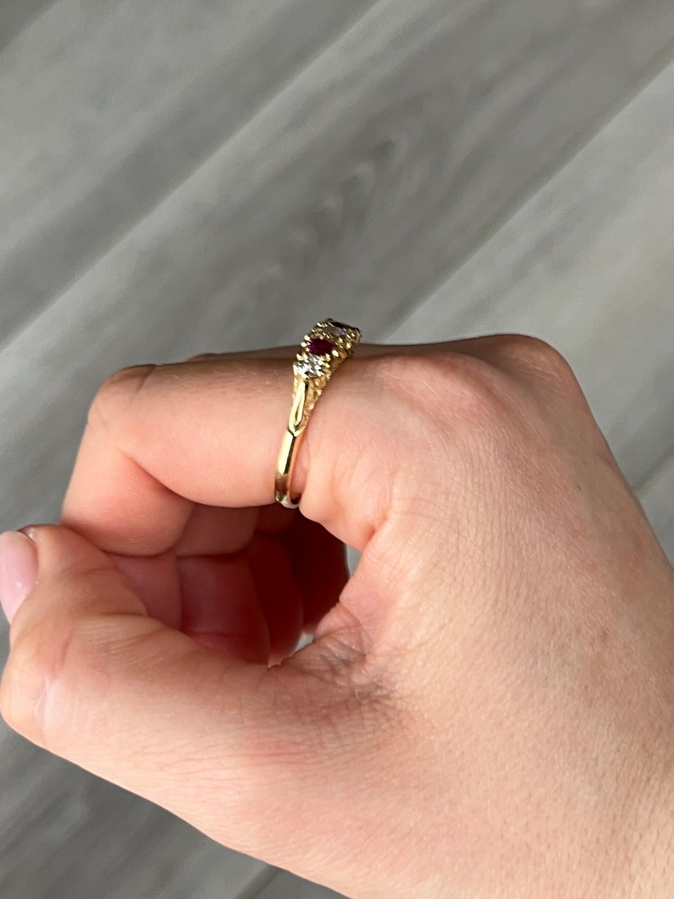 En este brillante anillo de oro de 18 ct hay engastados tres Diamantes y dos Rubíes. El diamante central mide 40 pts y los dos diamantes exteriores miden 20 pts cada uno. Los rubíes suman 50pts. Las piedras están engastadas en garras sencillas y se