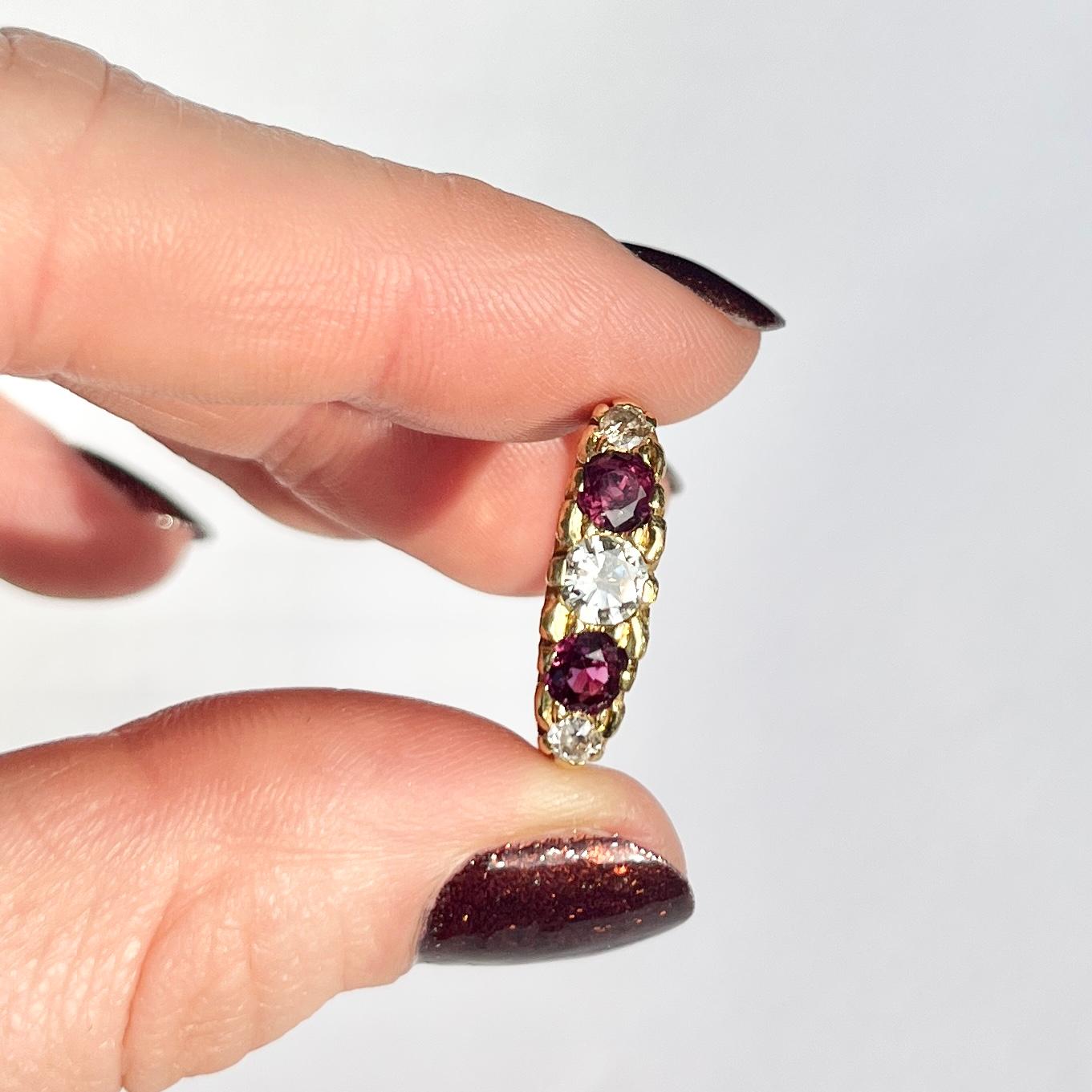 Fünfsteiniger Vintage-Ring mit Rubin und Diamant aus 18 Karat Gold im Zustand „Gut“ im Angebot in Chipping Campden, GB