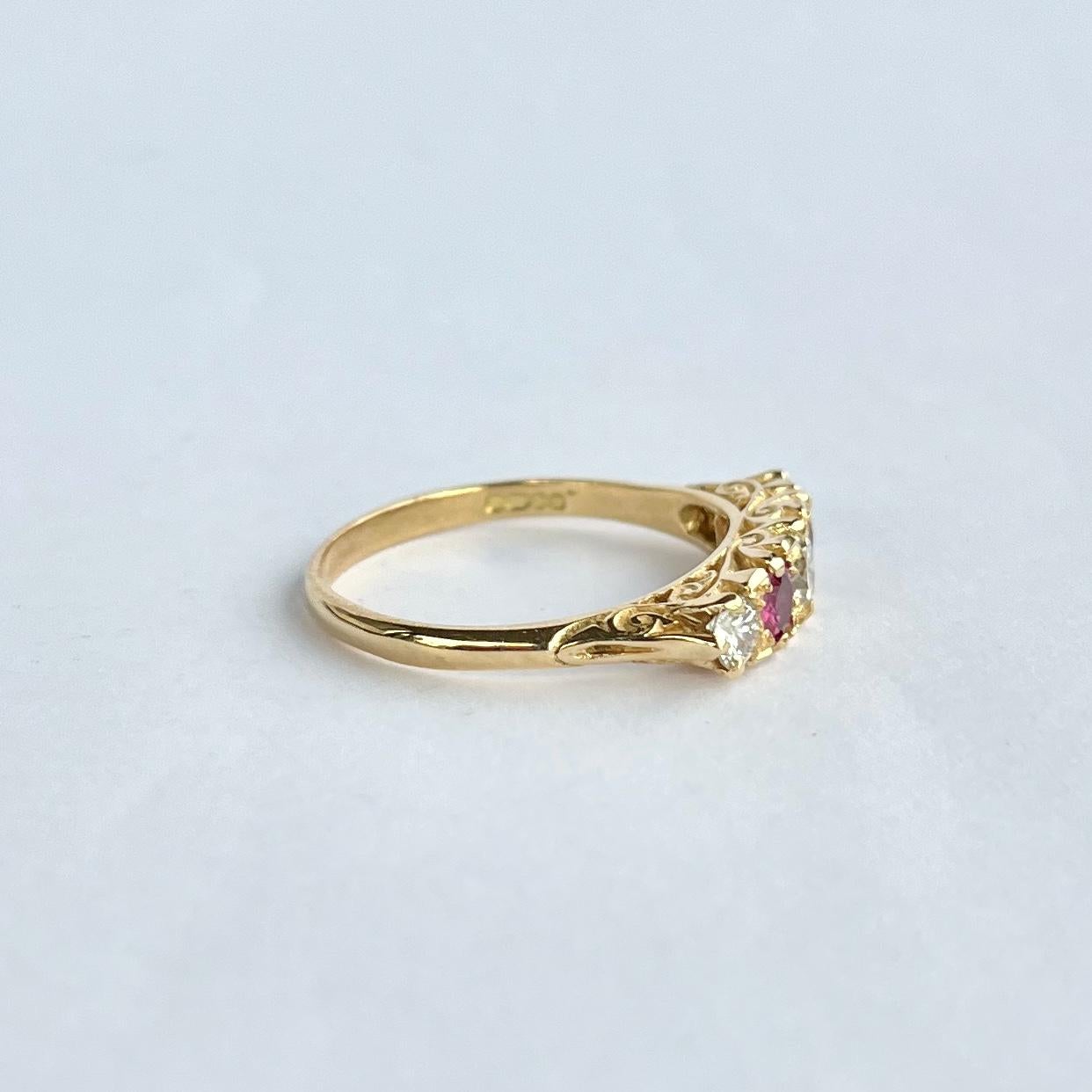 Anillo vintage de cinco piedras de oro de 18 quilates con rubíes y diamantes en venta 1