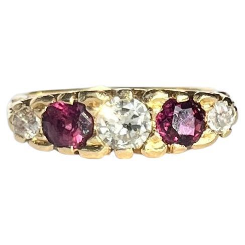 Fünfsteiniger Vintage-Ring mit Rubin und Diamant aus 18 Karat Gold im Angebot