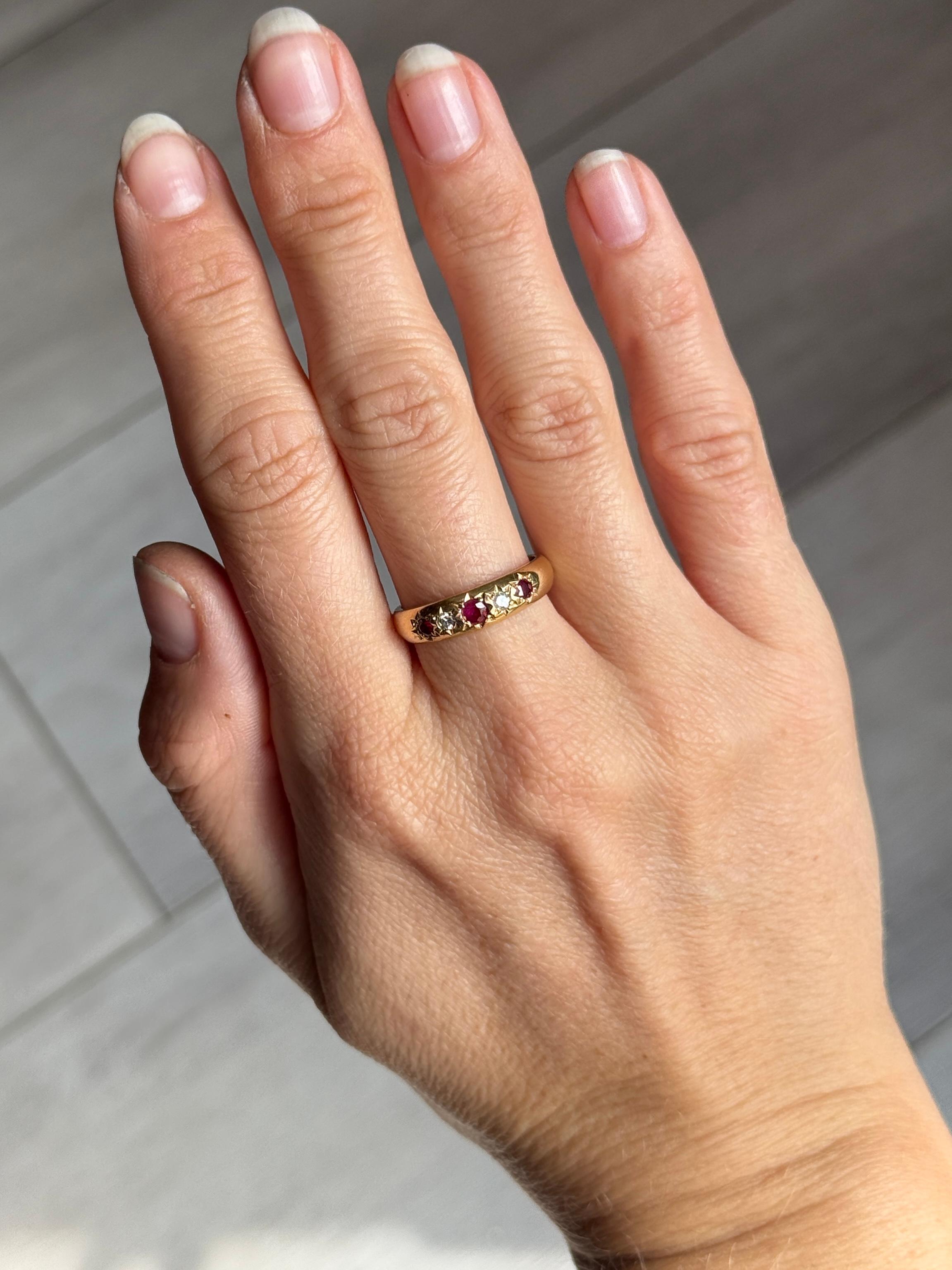 Vintage Ruby and Diamond 18 Carat Gold Five-Stone Star Setting Ring In Good Condition For Sale In Chipping Campden, GB