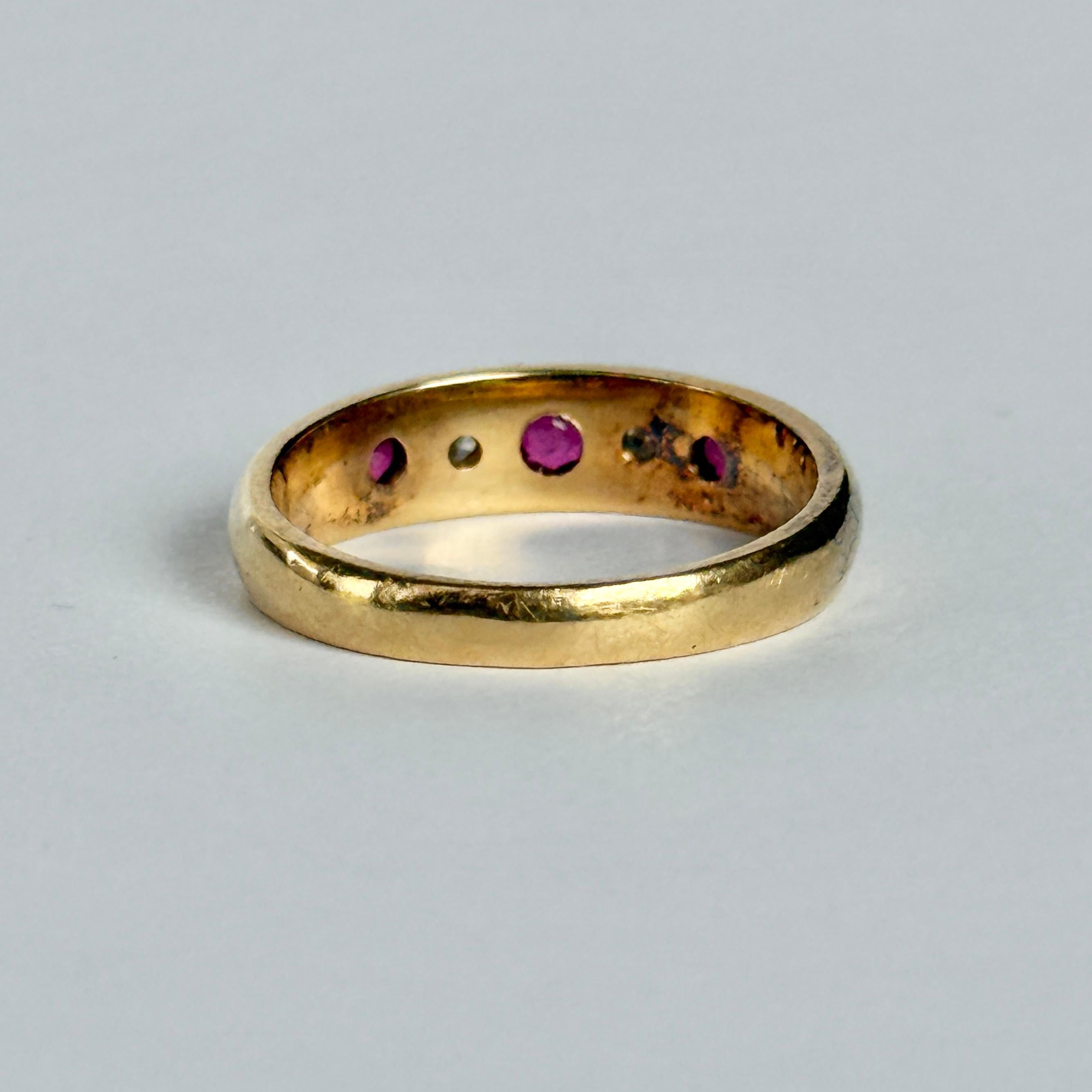 Vintage Ruby and Diamond 18 Carat Gold Five-Stone Star Setting Ring For Sale 1