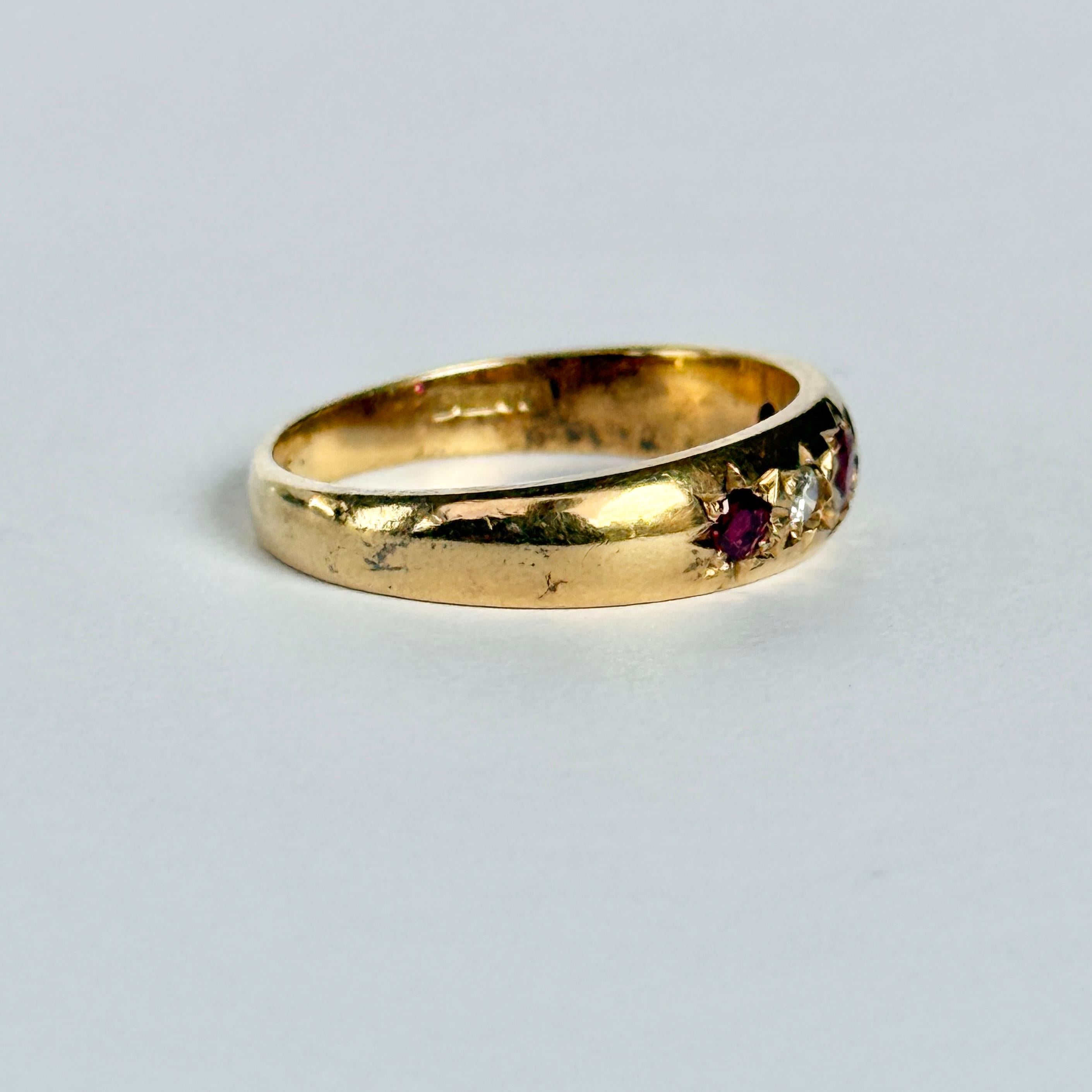 Vintage Ruby and Diamond 18 Carat Gold Five-Stone Star Setting Ring For Sale 2