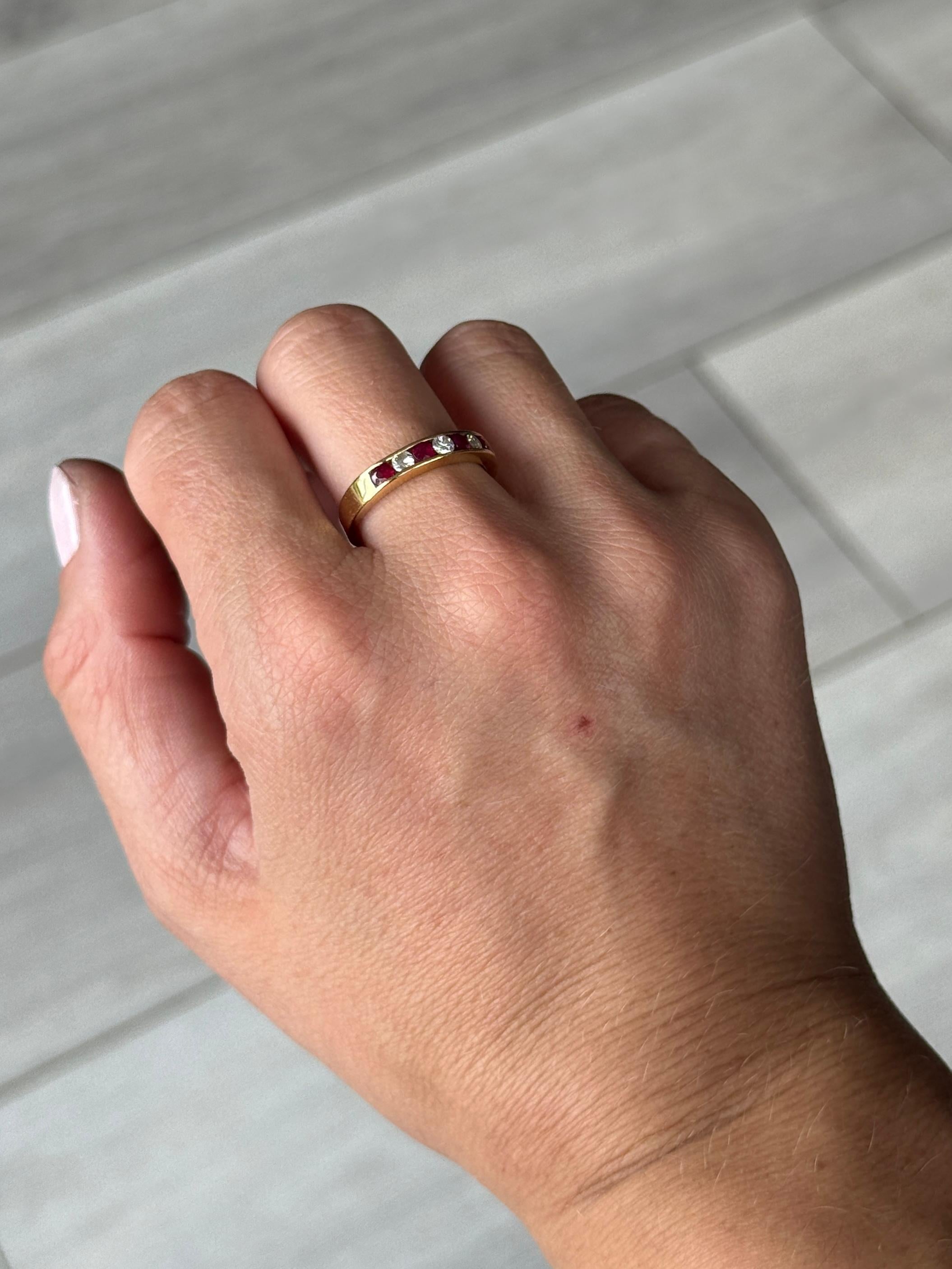 Dieser wunderbare halbe Ewigkeitsring enthält runde Steine, die in geraden Fassungen gefasst sind, so dass Sie die Kanten der Steine ganz sehen können. Die Rubine und Diamanten messen jeweils 7 Punkte und es gibt vier Rubine und drei