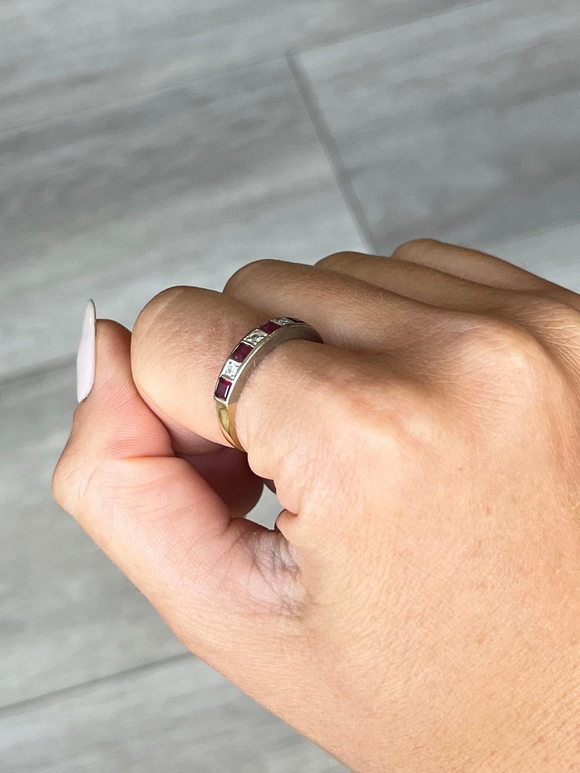 Dieser schöne halbe Ewigkeitsring ist mit einem Streifen aus quadratisch geschliffenen Rubinen und runden Diamanten besetzt, der sich über die Hälfte des 18-karätigen Goldbandes erstreckt. Die 5 Rubine haben insgesamt 50 Pence, die Diamanten sind in