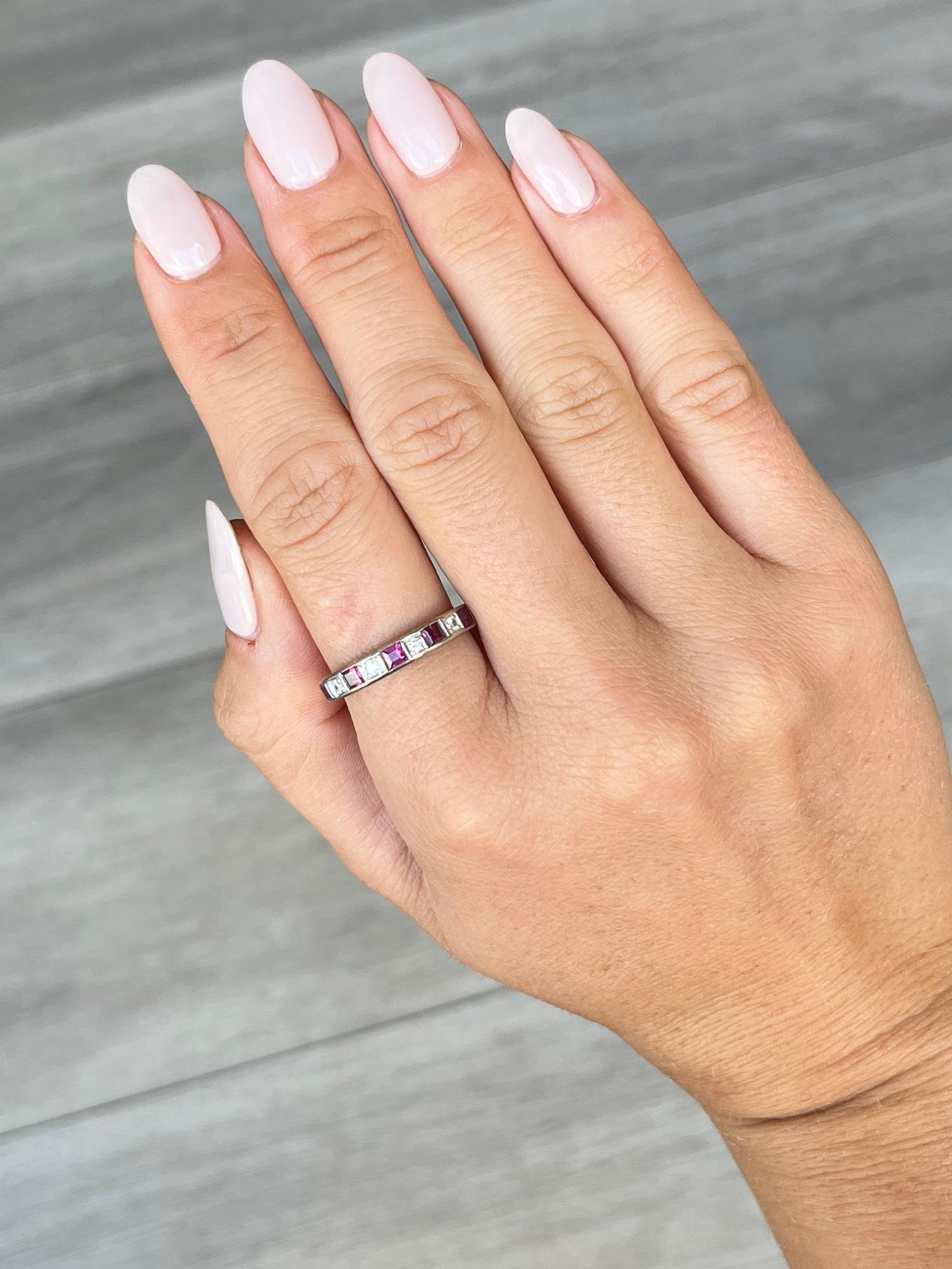 Halb-Eternity-Ring mit Rubin und Diamant aus 18 Karat Gold (Carréeschliff)
