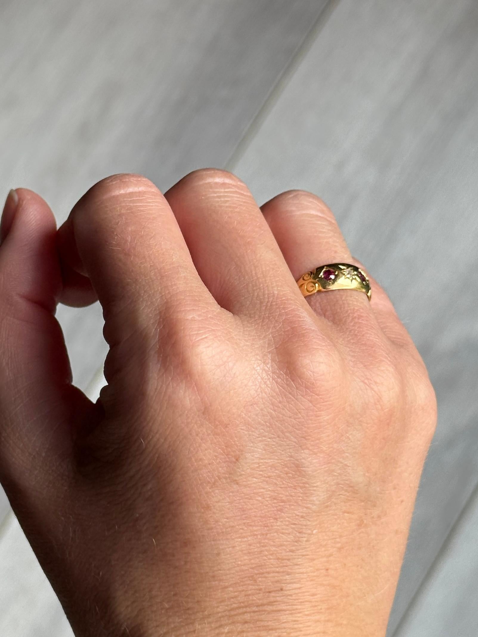 Vintage Rubin und Diamant 18 Karat Gold Dreisteinige Sternfassung Ring (Rundschliff) im Angebot