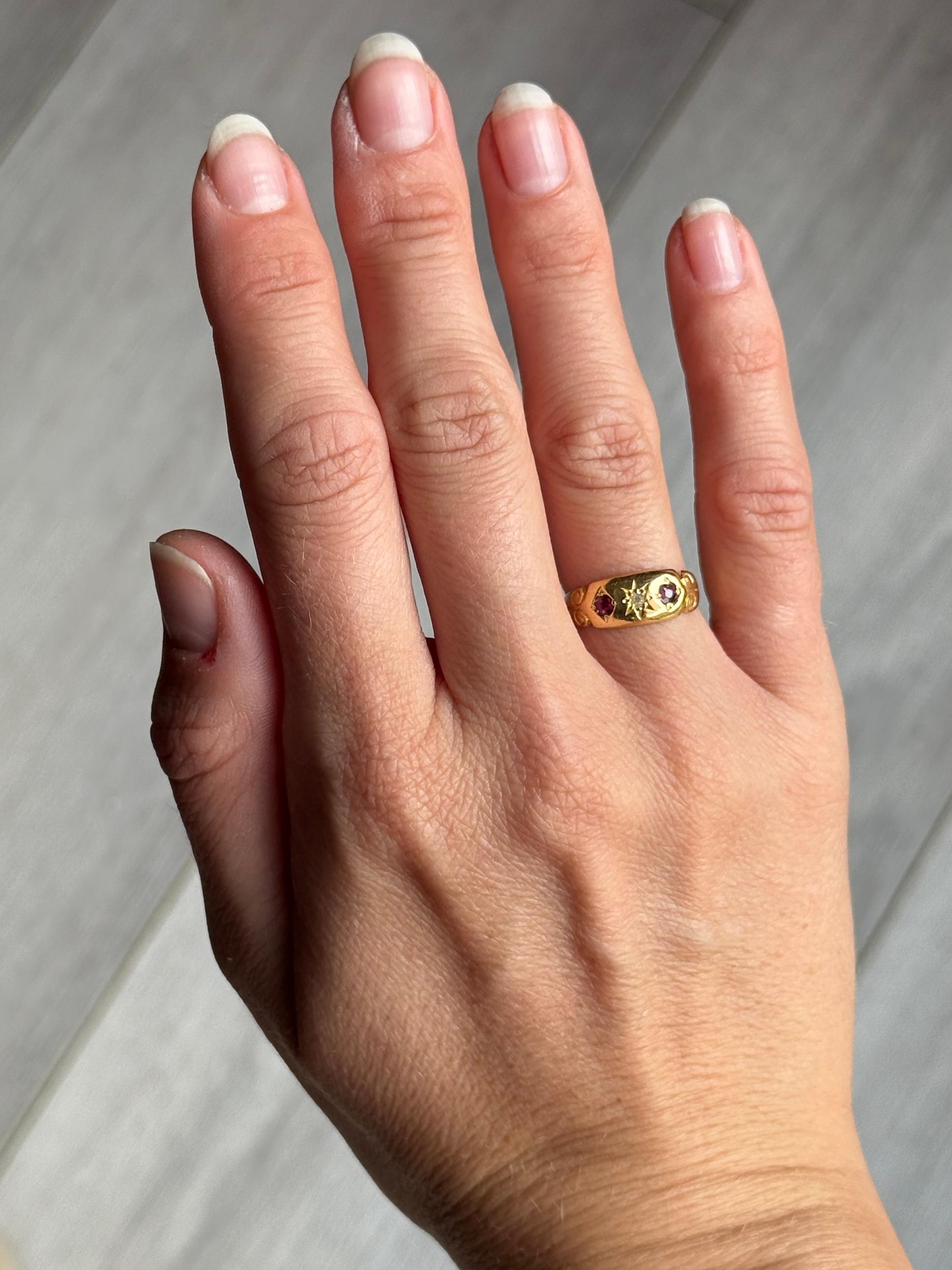 Vintage Rubin und Diamant 18 Karat Gold Dreisteinige Sternfassung Ring im Zustand „Gut“ im Angebot in Chipping Campden, GB