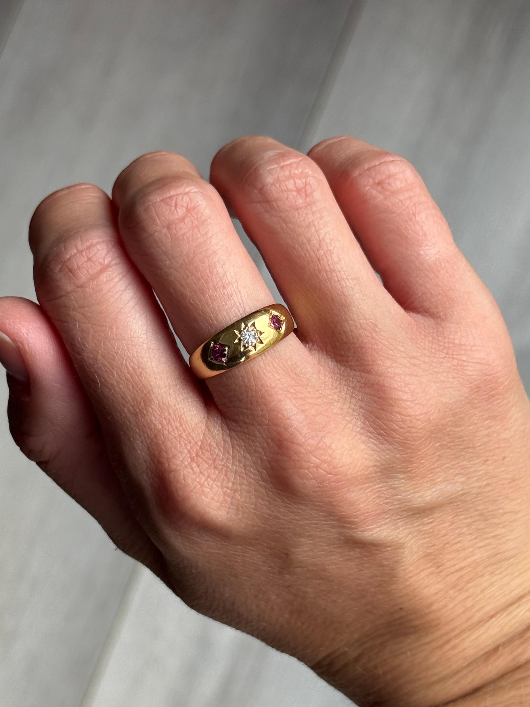 Vintage Ruby and Diamond 18 Carat Gold Three-Stone Star Setting Ring In Good Condition For Sale In Chipping Campden, GB