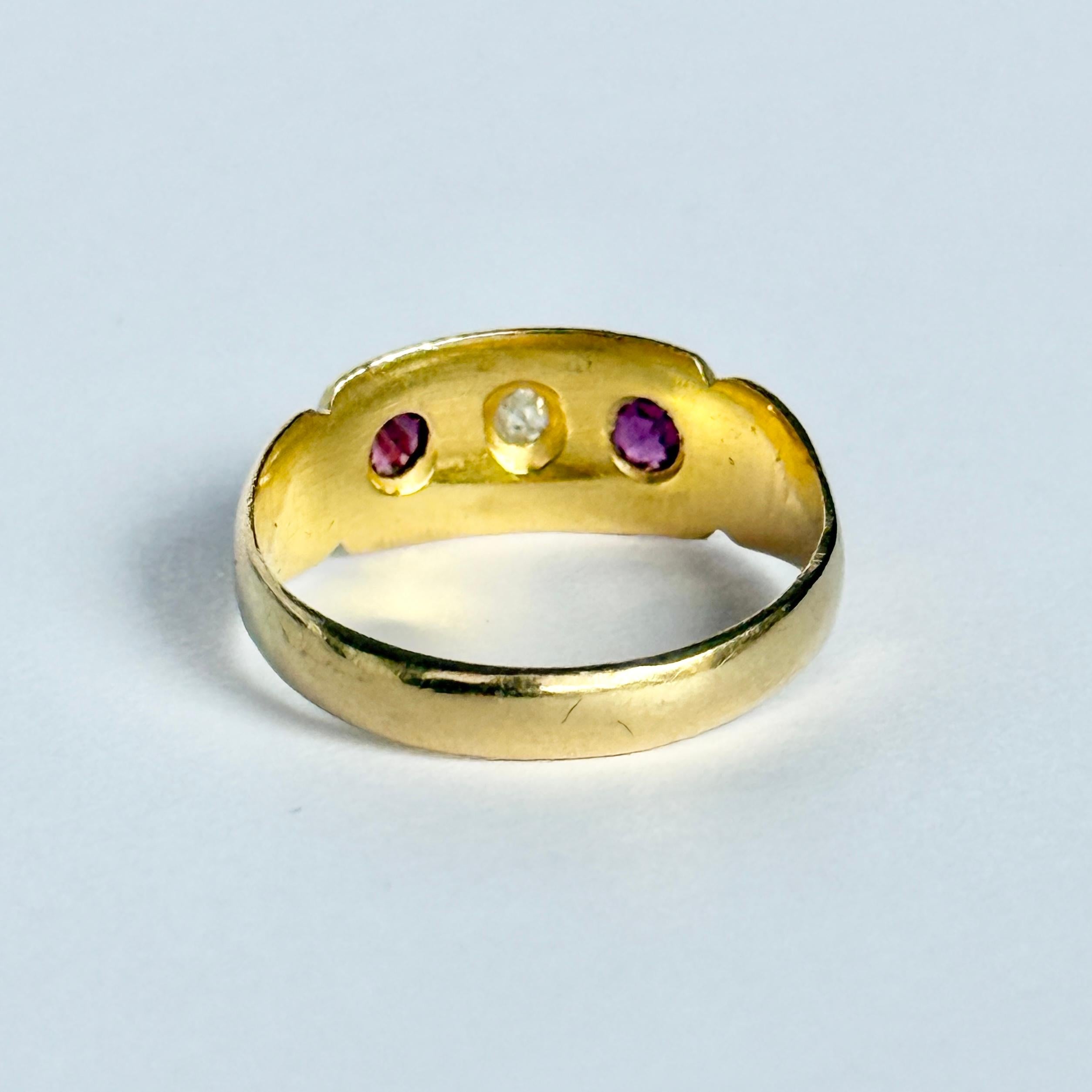 Vintage Rubin und Diamant 18 Karat Gold Dreisteinige Sternfassung Ring Damen im Angebot