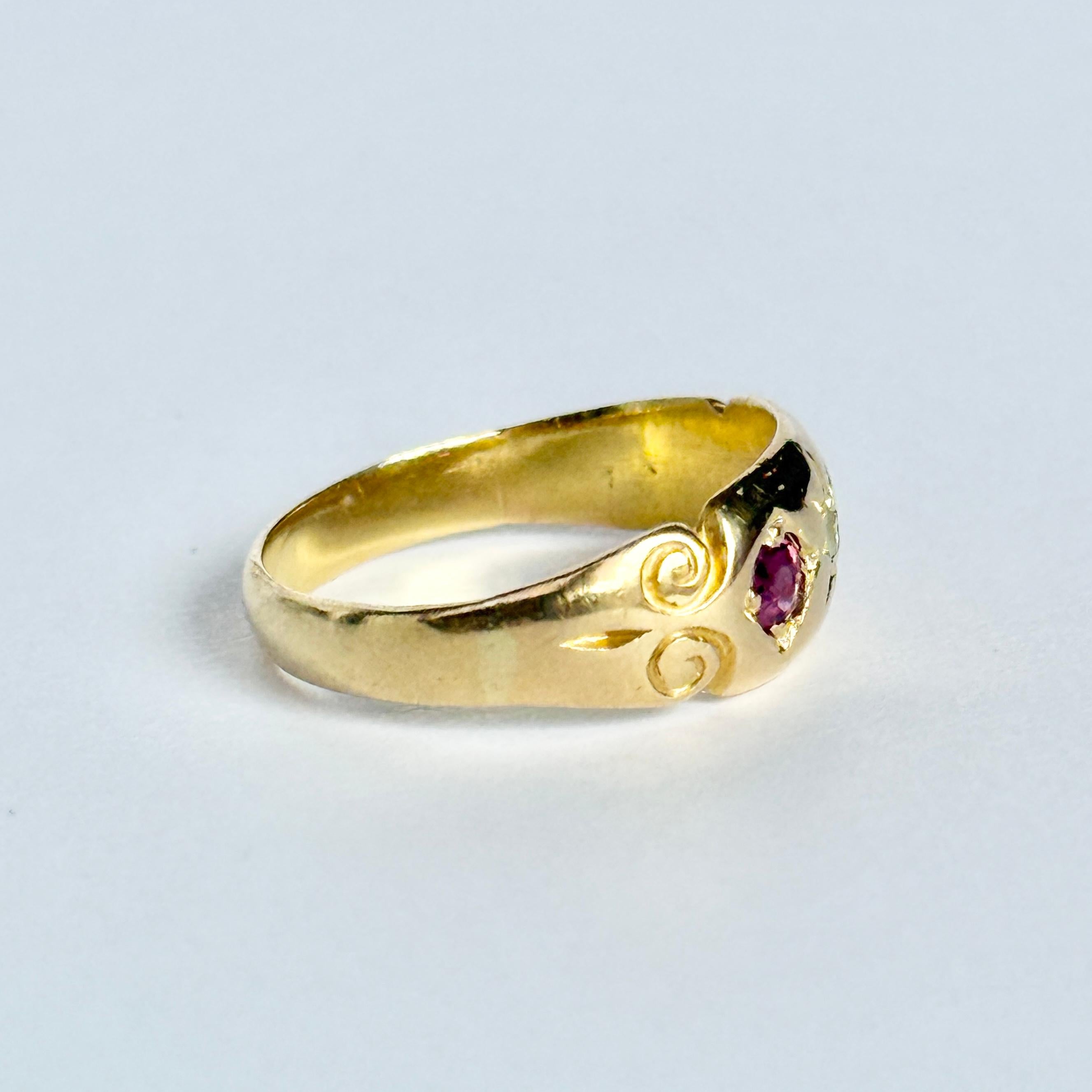 Vintage Rubin und Diamant 18 Karat Gold Dreisteinige Sternfassung Ring im Angebot 1