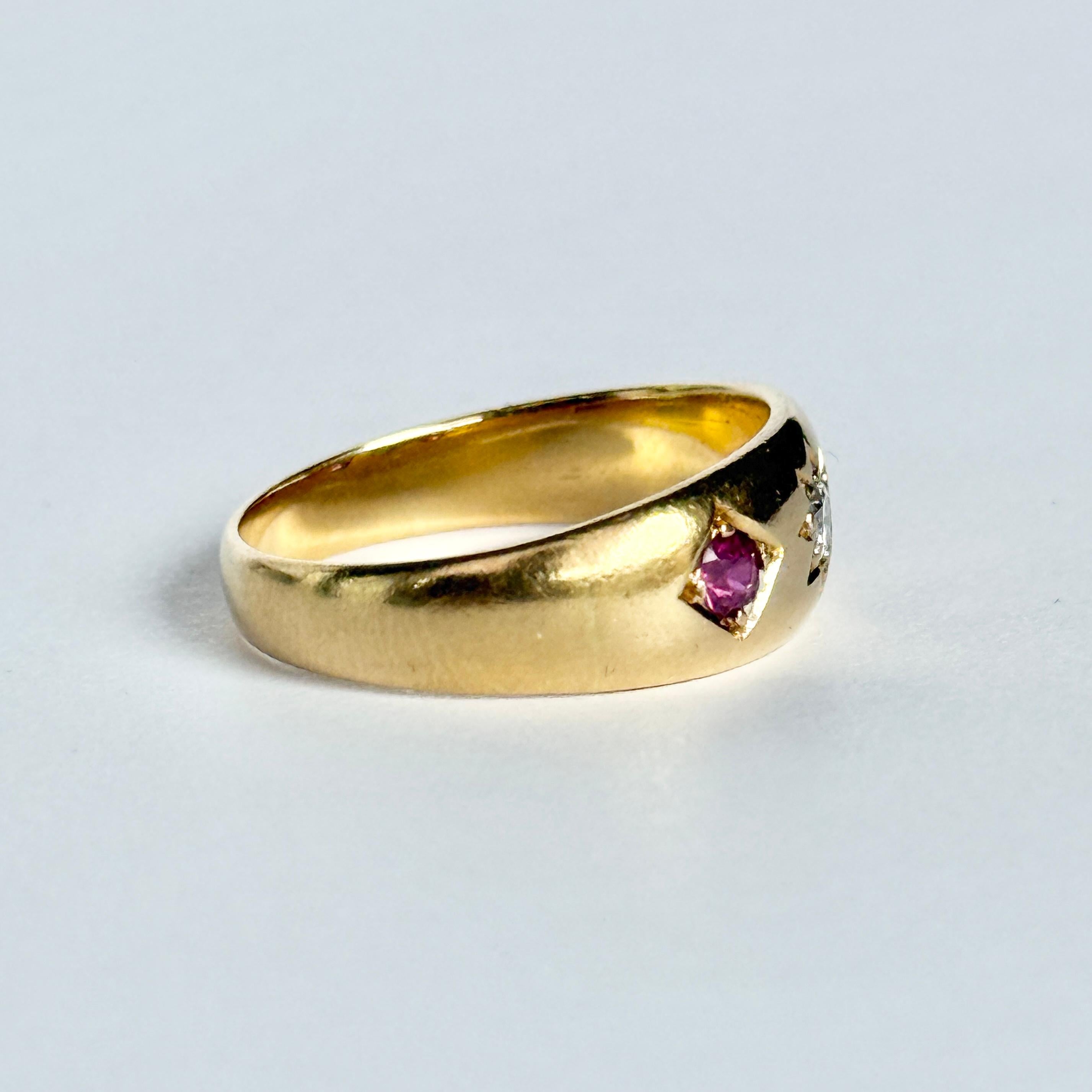 Vintage Ruby and Diamond 18 Carat Gold Three-Stone Star Setting Ring For Sale 1