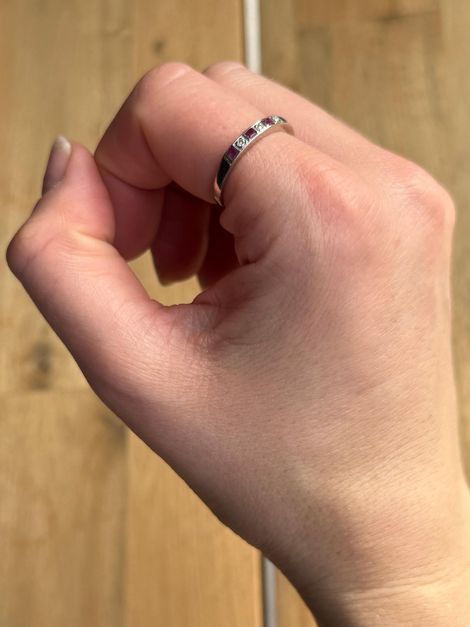 Este precioso anillo de media eternidad contiene un rubí de corte cuadrado de 5 pt entre diamantes de 2 pt. Los rubíes tienen un precioso color rosa intenso y los diamantes son brillantes y resplandecientes. 

Tamaño del anillo: N 1/2 ó 7 
Ancho de