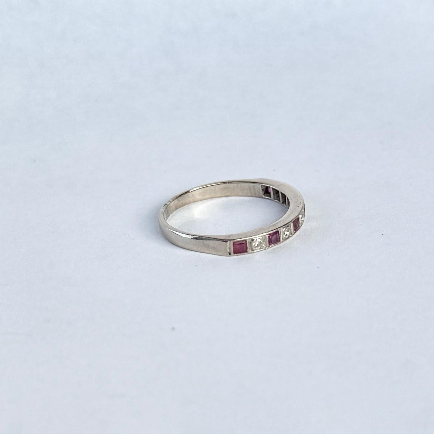 Femenino o masculino Media alianza vintage de oro blanco de 18 quilates con rubíes y diamantes en venta