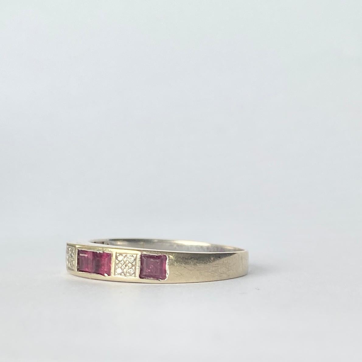 Halb-Eternity-Ring, Rubin und Diamant, 18 Karat Weißgold (Moderne) im Angebot