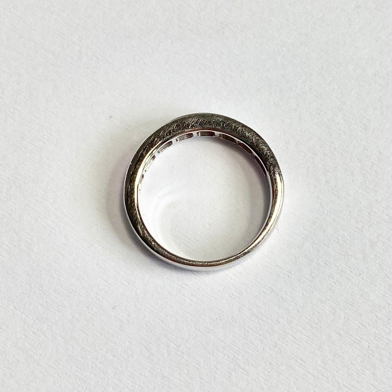 Halb-Eternity-Ring, Rubin und Diamant, 18 Karat Weißgold (Carréeschliff) im Angebot