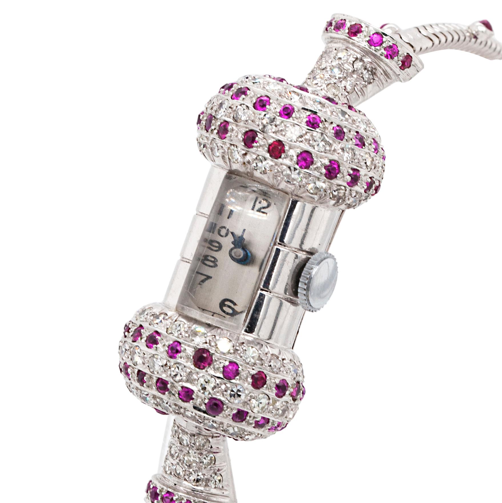 Complétez votre collection avec cette montre-bracelet unique des années 1940 qui allie parfaitement l'élégance rétro à l'éclat frappant des diamants et à la couleur vive des rubis.

Cette montre unique en son genre a été soigneusement fabriquée,