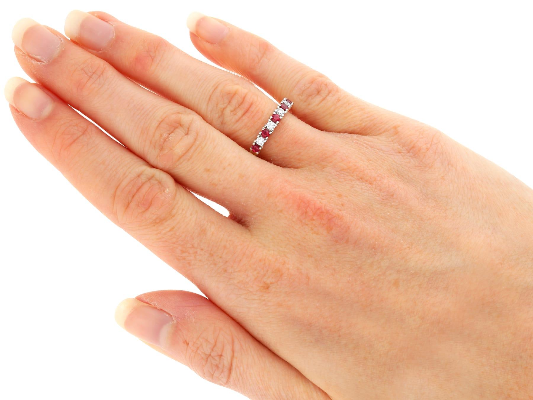 Halb-Eternity-Ring mit Rubin und Diamant aus 18 Karat Weißgold im Angebot 3