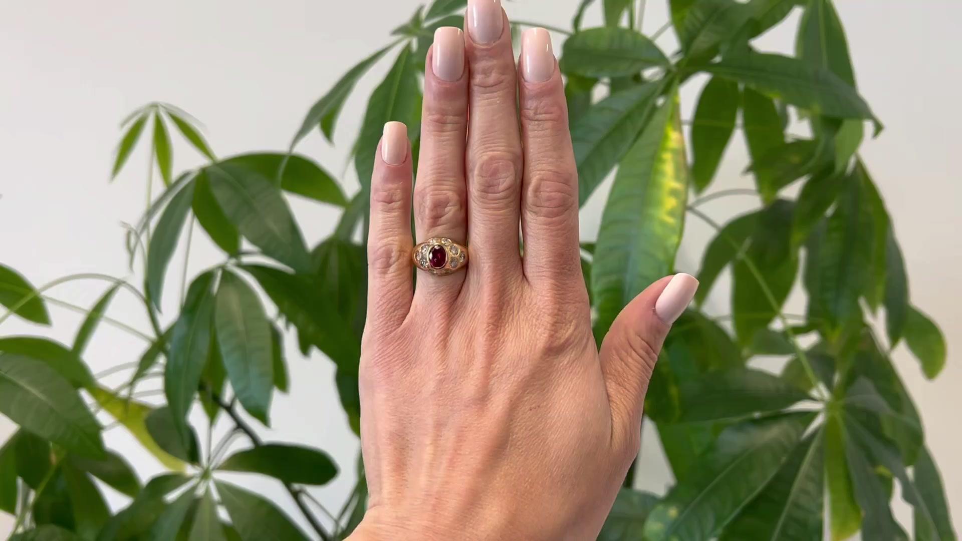 Ein Vintage Rubin und Diamant 18k Gelbgold Ring. Mit einem ovalen Rubin im Mischschliff mit einem Gewicht von etwa 1.00 Karat. Akzentuiert durch zehn runde Diamanten im Brillantschliff mit einem Gesamtgewicht von ca. 1,75 Karat, eingestuft als