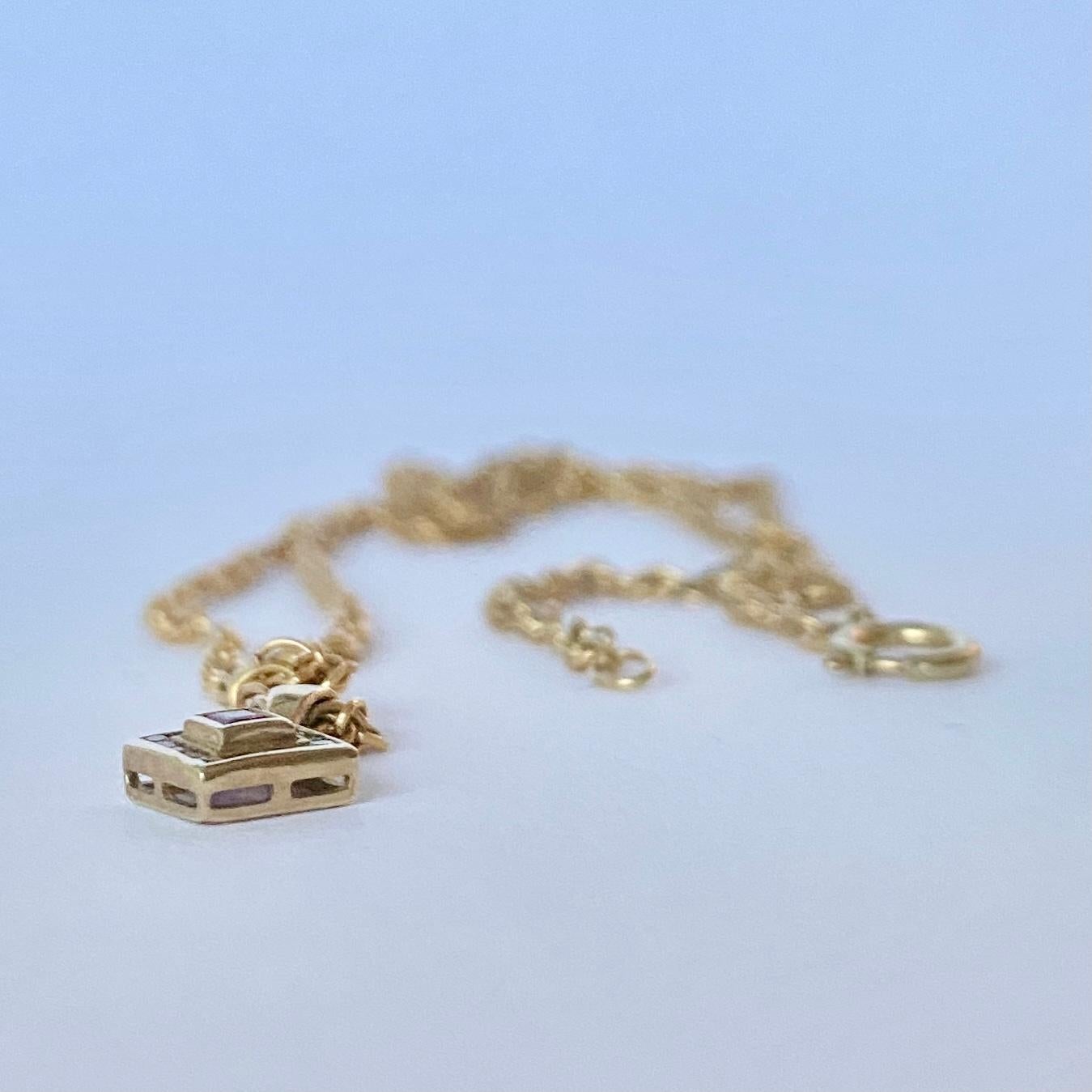 Questo splendido ciondolo contiene un rubino quadrato di 10 carati ed è circondato da un totale di 15 carati. Il ciondolo e la catena sono in oro 9ct.

Lunghezza della catena: 50 cm
Dimensioni del ciondolo: 6,5 mm

Peso: 6,8 g
