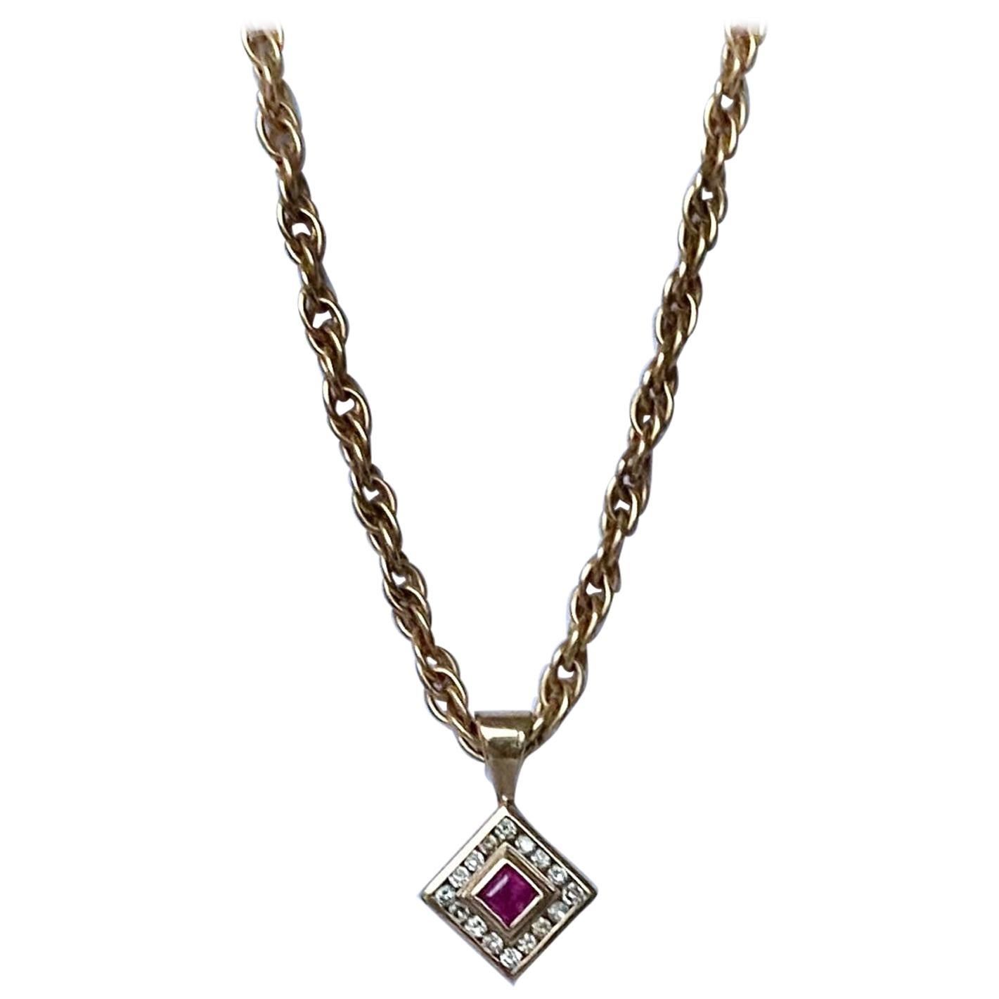 Halskette und Anhänger aus 9 Karat Gold mit Rubin und Diamant