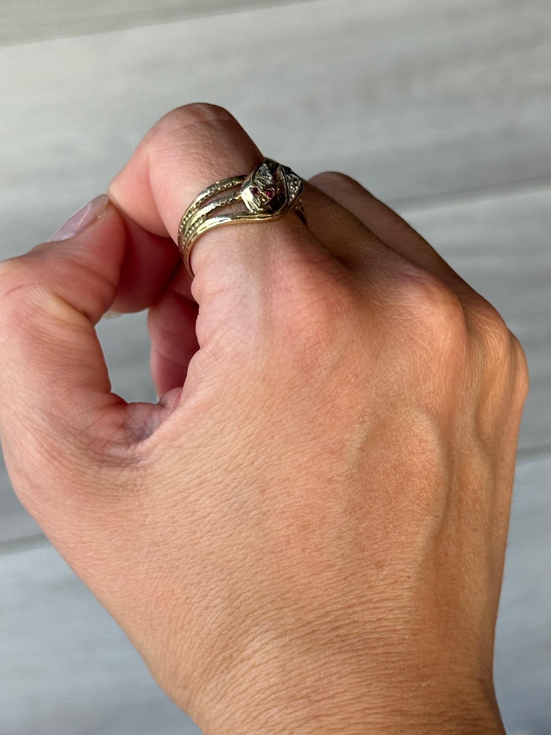 Questo anello a serpente in oro 9 carati contiene quattro rubini e quattro diamanti. I rubini ammontano a 8 punti e i diamanti a 8 punti. 
Completamente marcato Birmingham 1988. 

Misura dell'anello: T o 9 1/2 
Larghezza della banda: 15 mm

Peso: