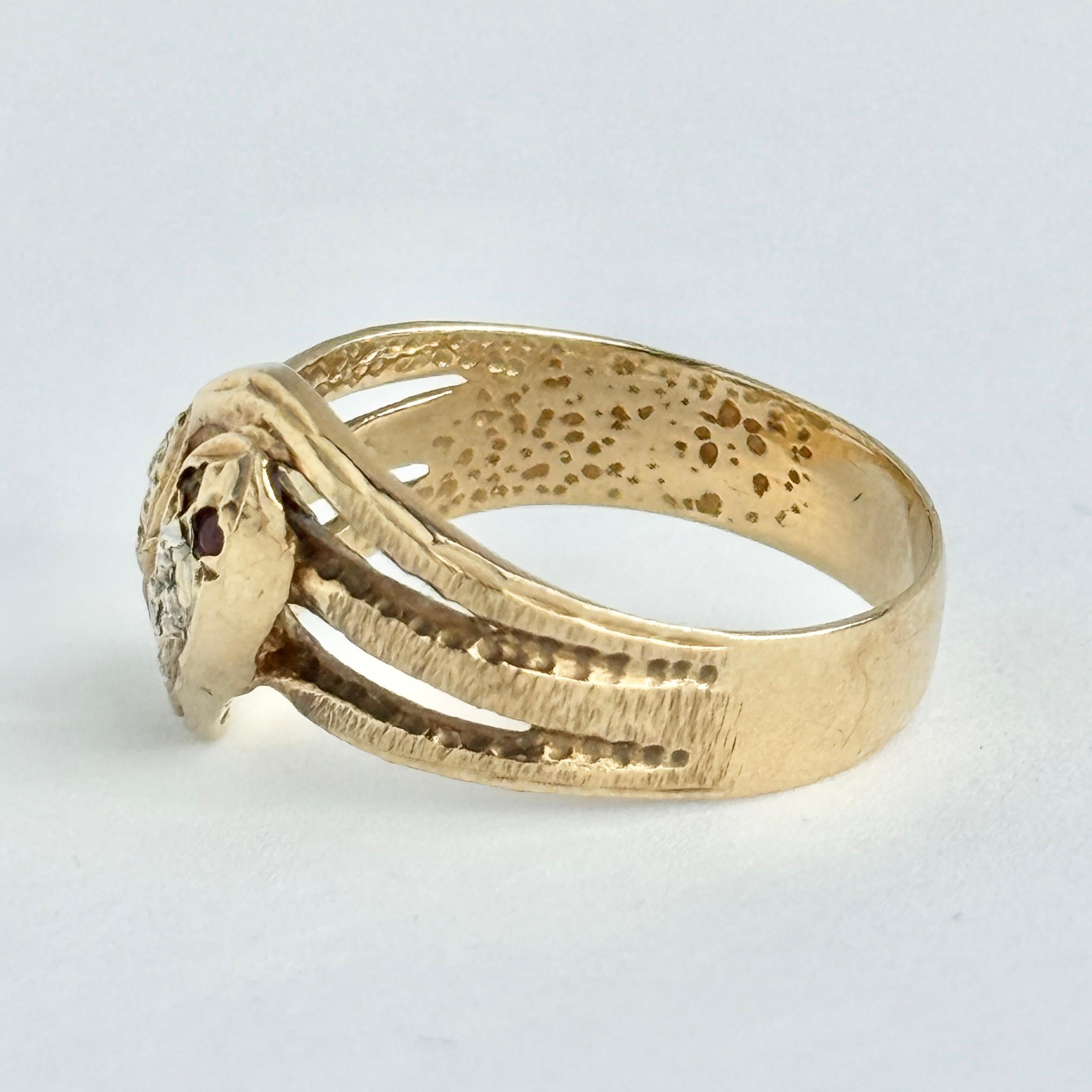 Taglio rotondo Anello a serpente in oro 9 carati con rubini e diamanti d'epoca in vendita