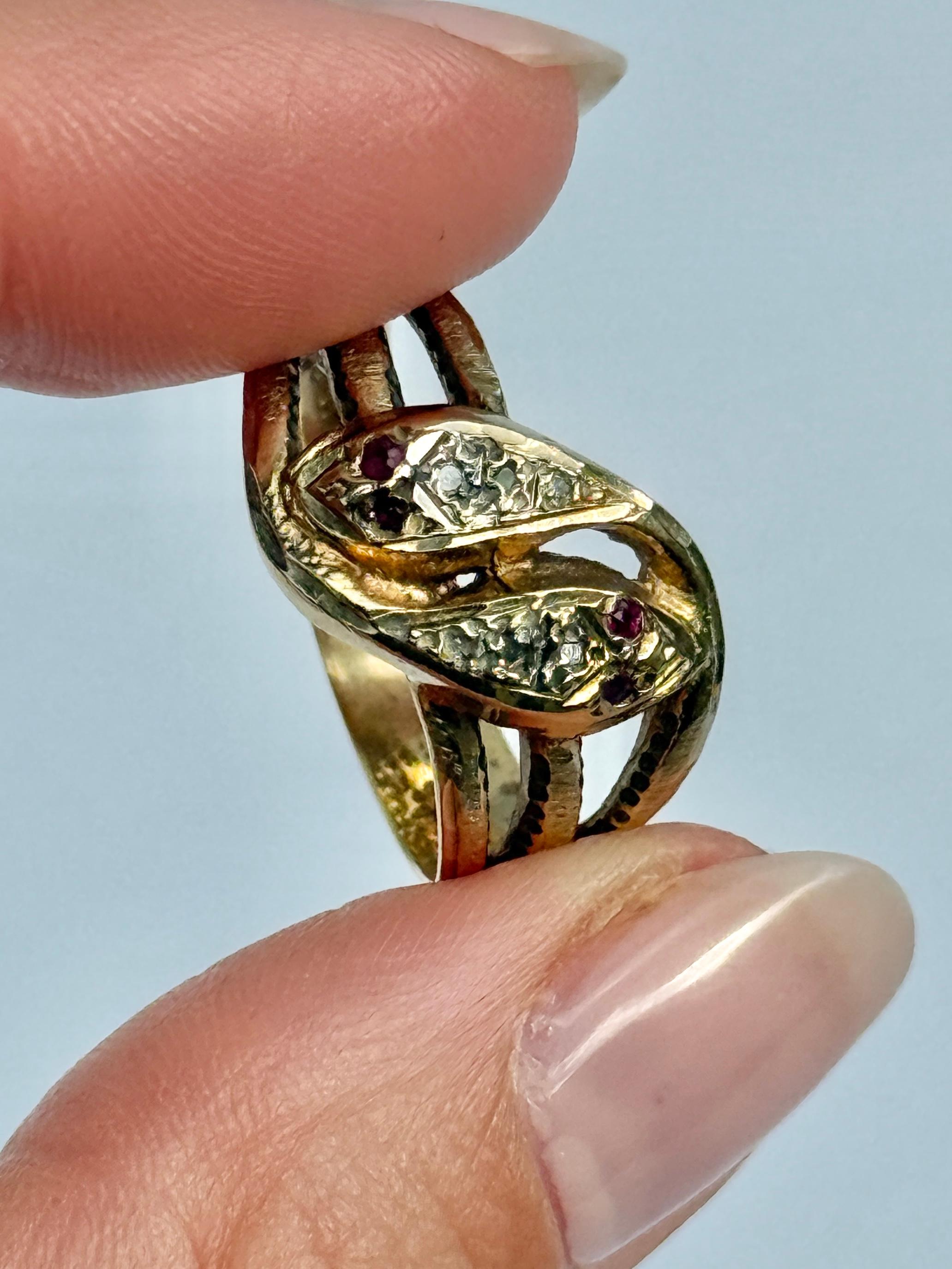 Anello a serpente in oro 9 carati con rubini e diamanti d'epoca In condizioni buone in vendita a Chipping Campden, GB