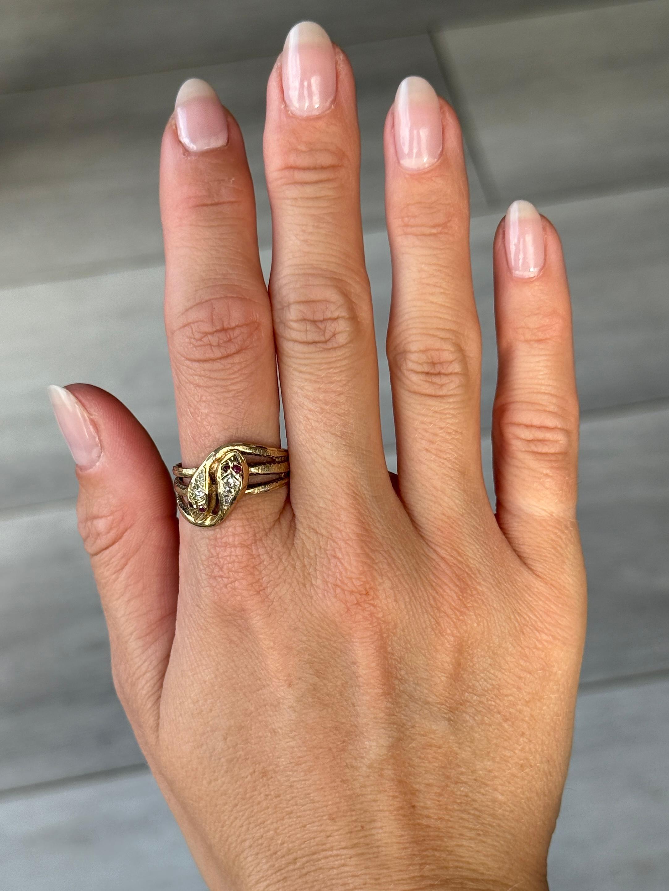 Anello a serpente in oro 9 carati con rubini e diamanti d'epoca in vendita 1