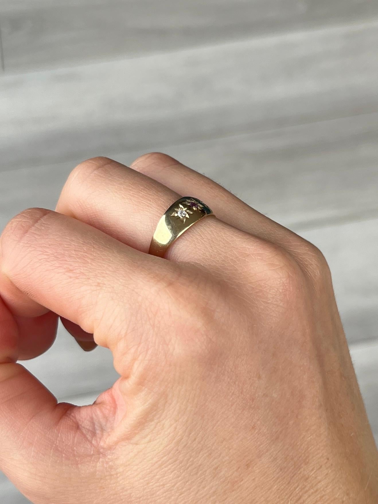 Femenino o masculino Anillo vintage de oro de 9 quilates engarzado en estrella de rubíes y diamantes en venta