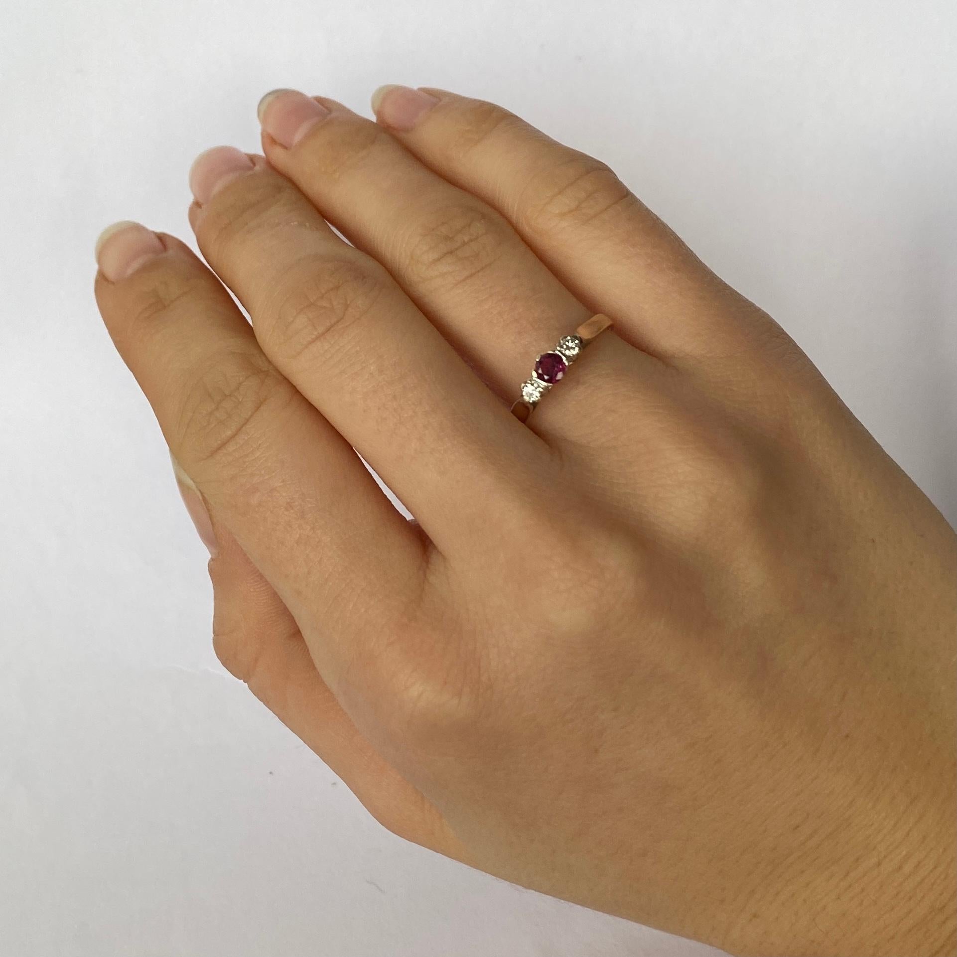 Anillo vintage de tres piedras de oro de 9 quilates con rubíes y diamantes en Bueno estado para la venta en Chipping Campden, GB